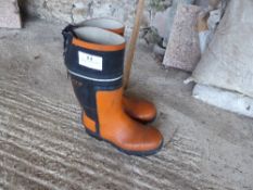 Chainsaw safety boots size 9½