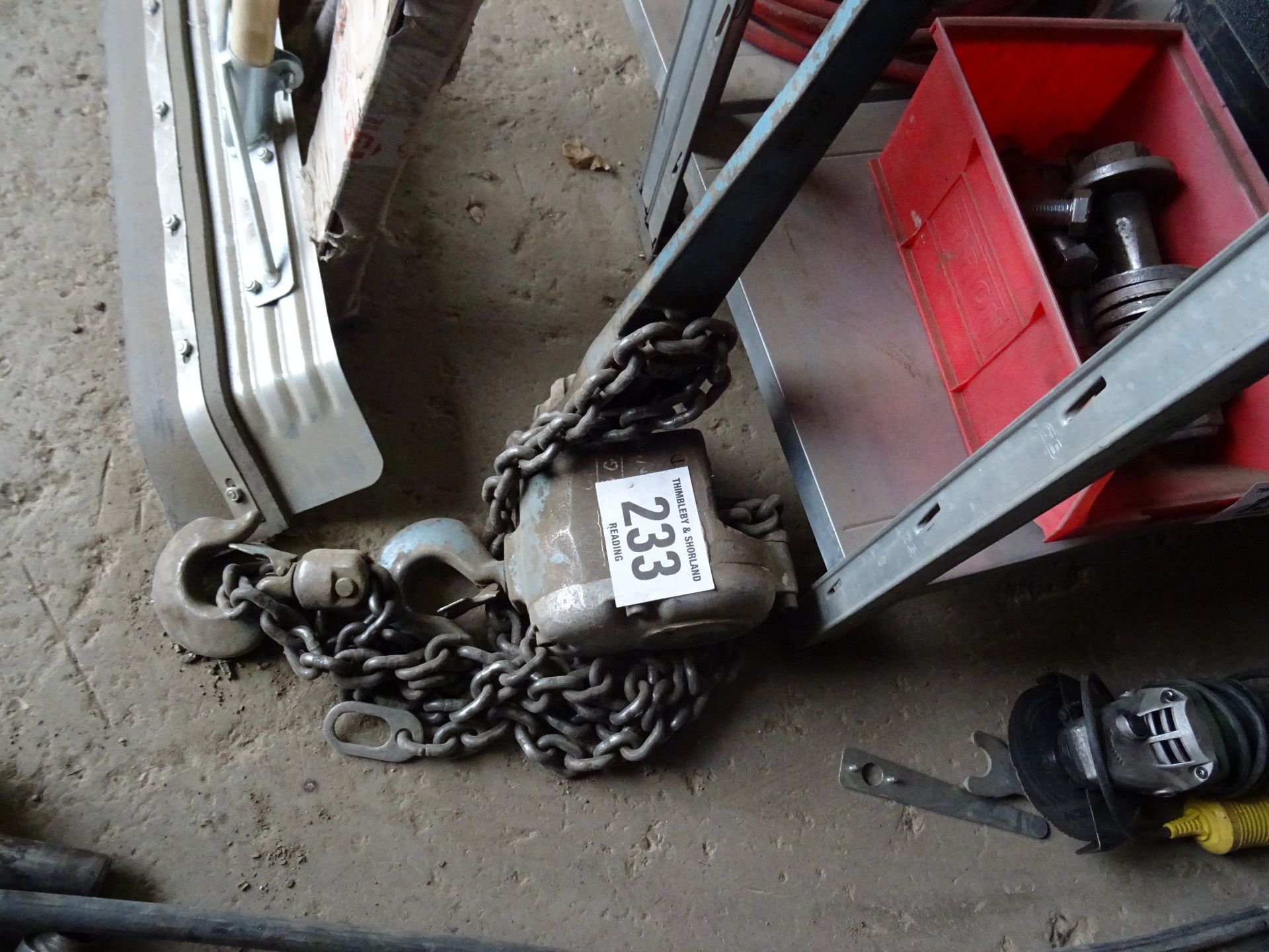 Pull lift chain hoist