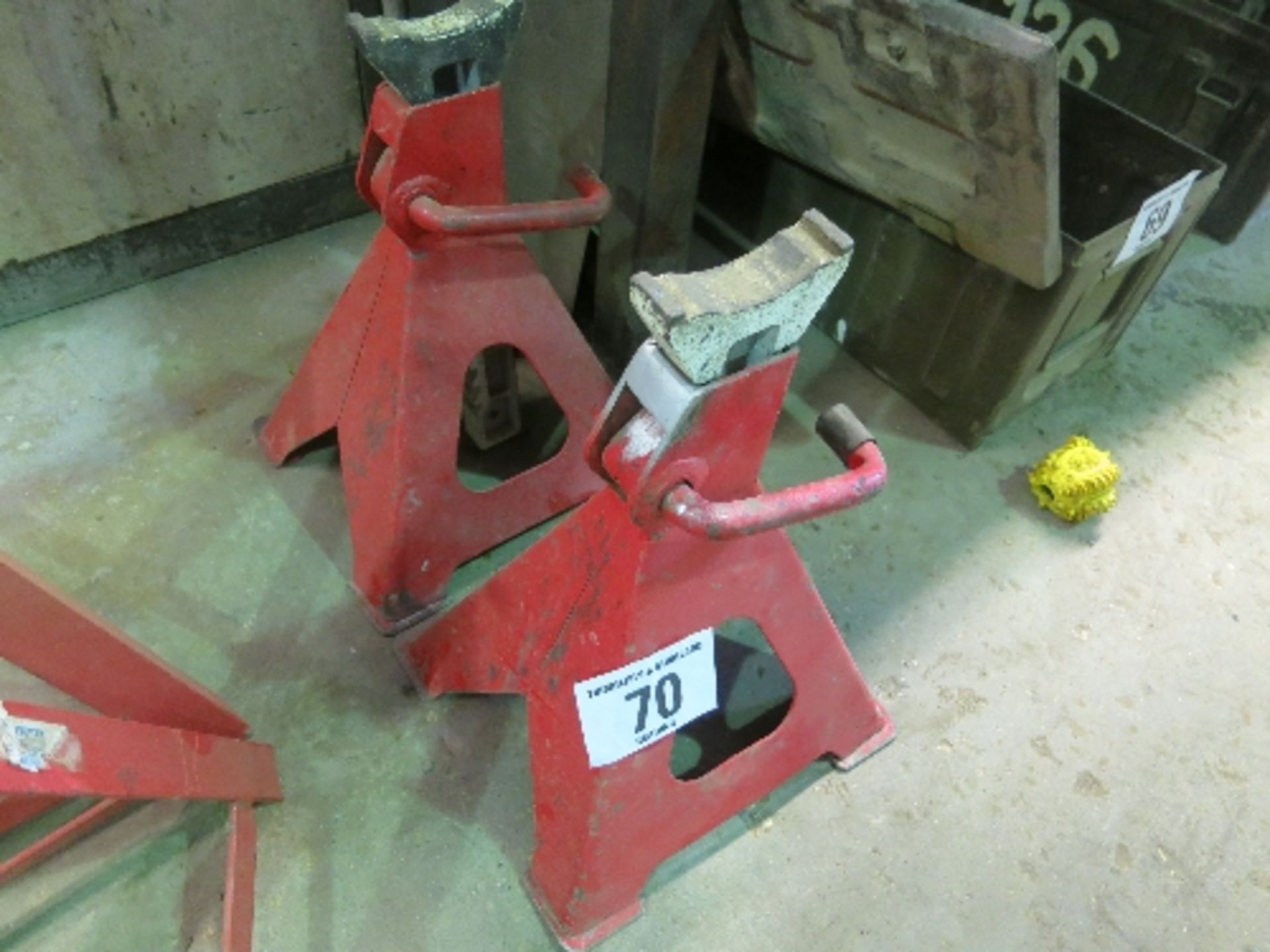 2 Pairs of adjustable axle stands