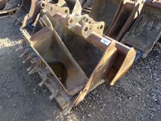4 buckets to suit Komatsu PC50 and qh