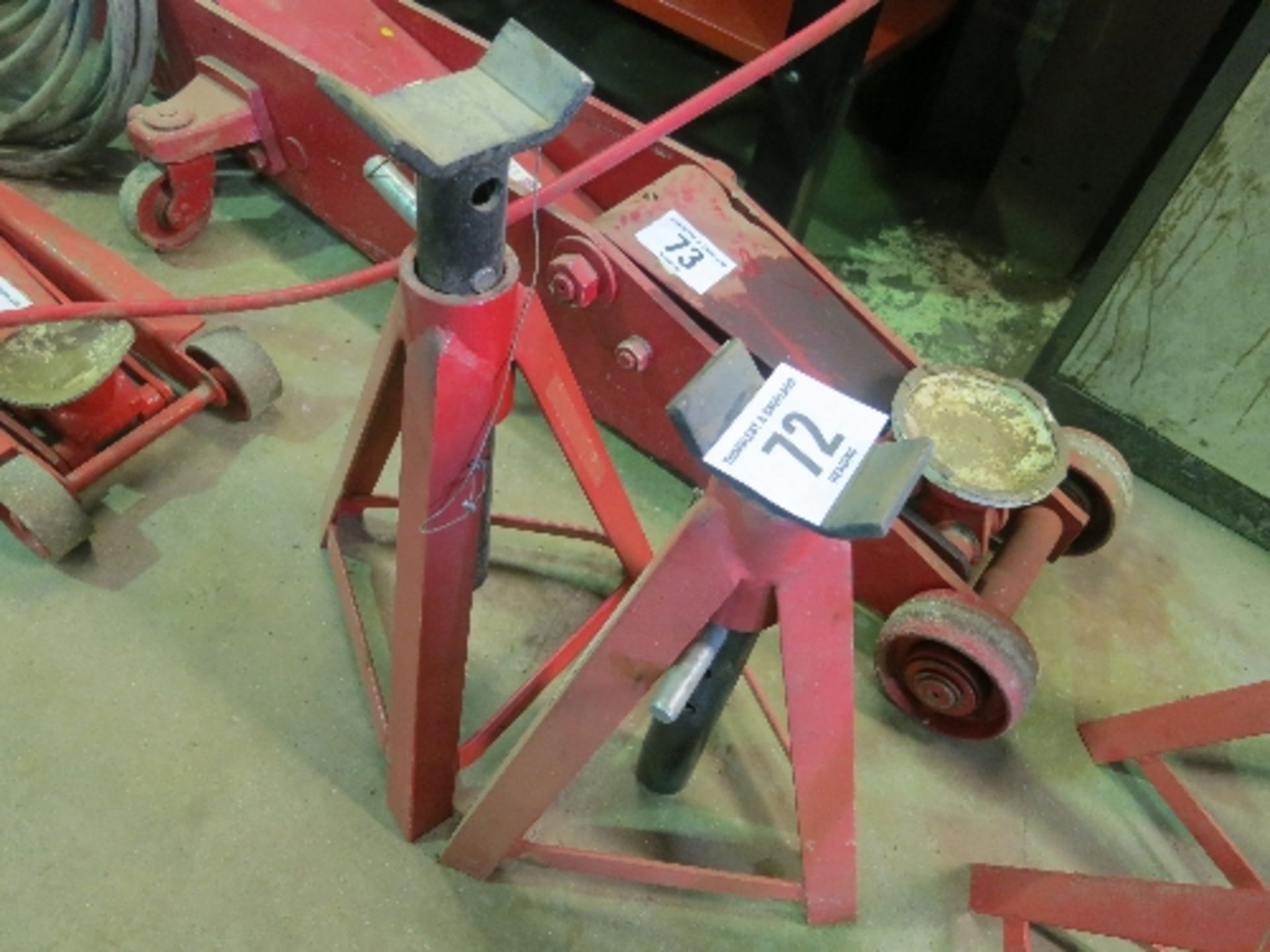 Pair of adjustable axle stands