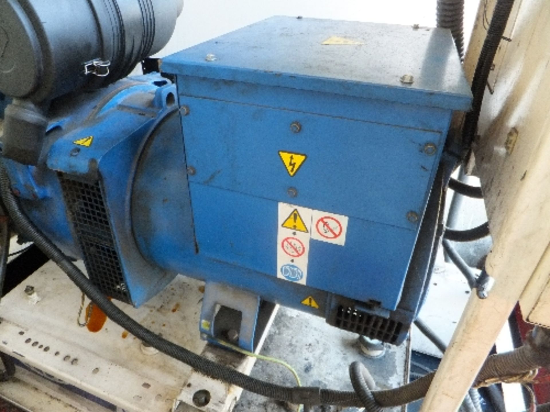 FG Wilson 75kva generator in secure unit 3,763 hrs HF2837 - Image 5 of 8