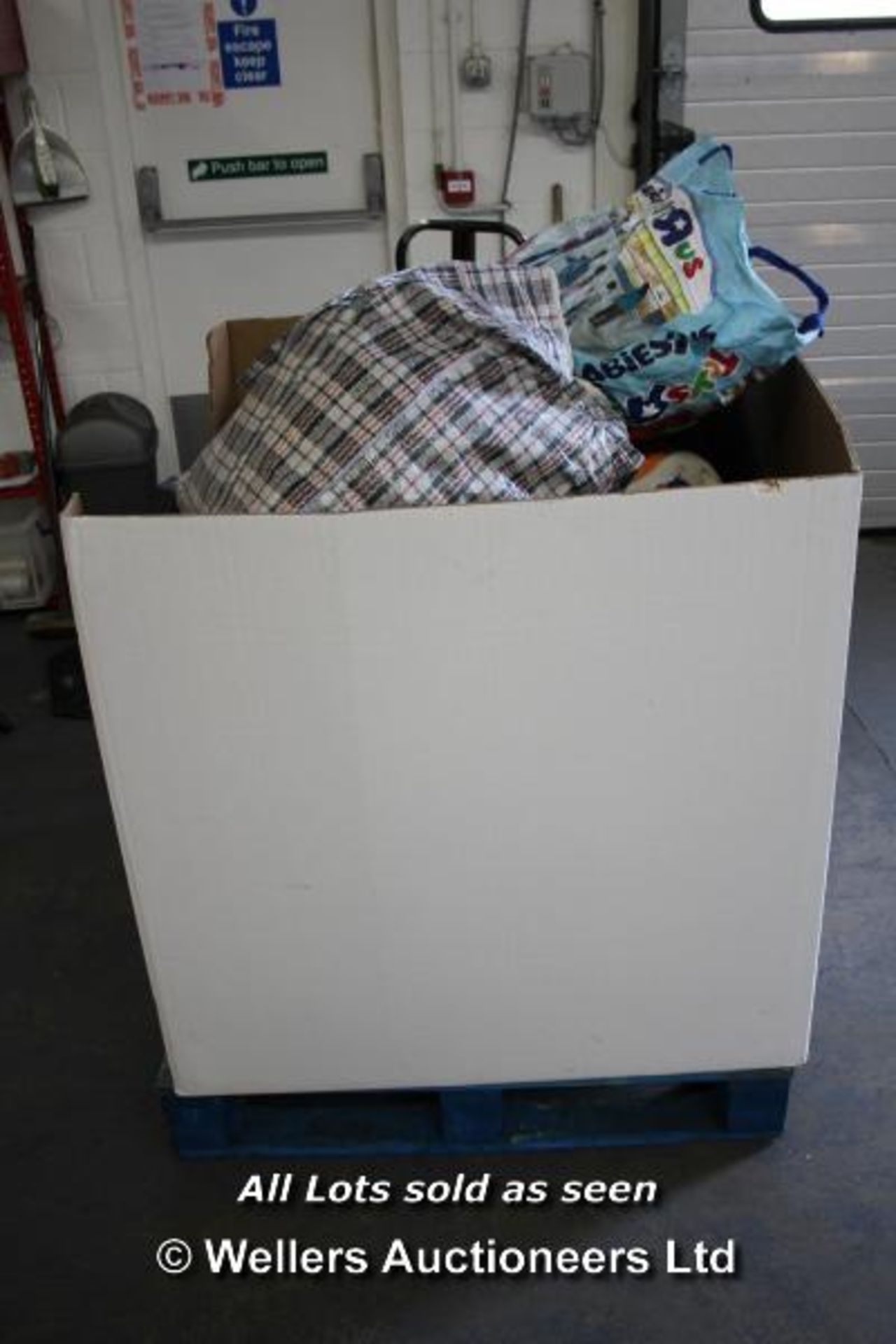 PALLET OF A SELECTION OF GOODS INCLUDING CHRISTMAS DECORATIONS, DYSON, TRAVEL COT, CLEANING CHEMS, - Image 2 of 5