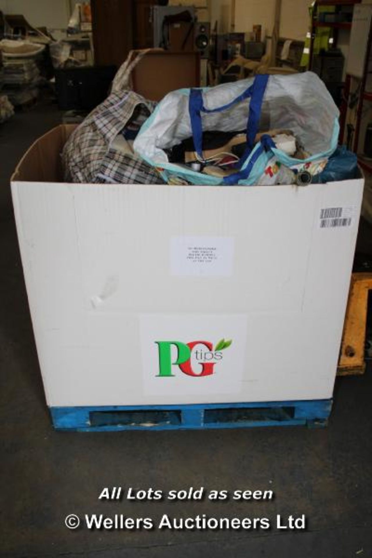 PALLET OF A SELECTION OF GOODS INCLUDING CHRISTMAS DECORATIONS, DYSON, TRAVEL COT, CLEANING CHEMS, - Image 3 of 5