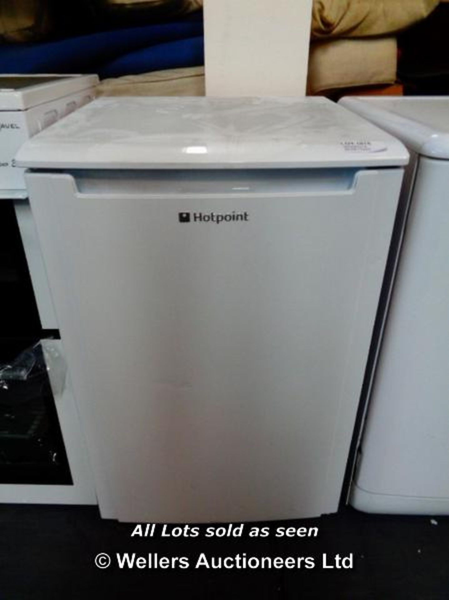 HOTPOINT CTL55P UNDERCOUNTER FRIDGE / GRADE: RETURNS (DC5) {MK090215}