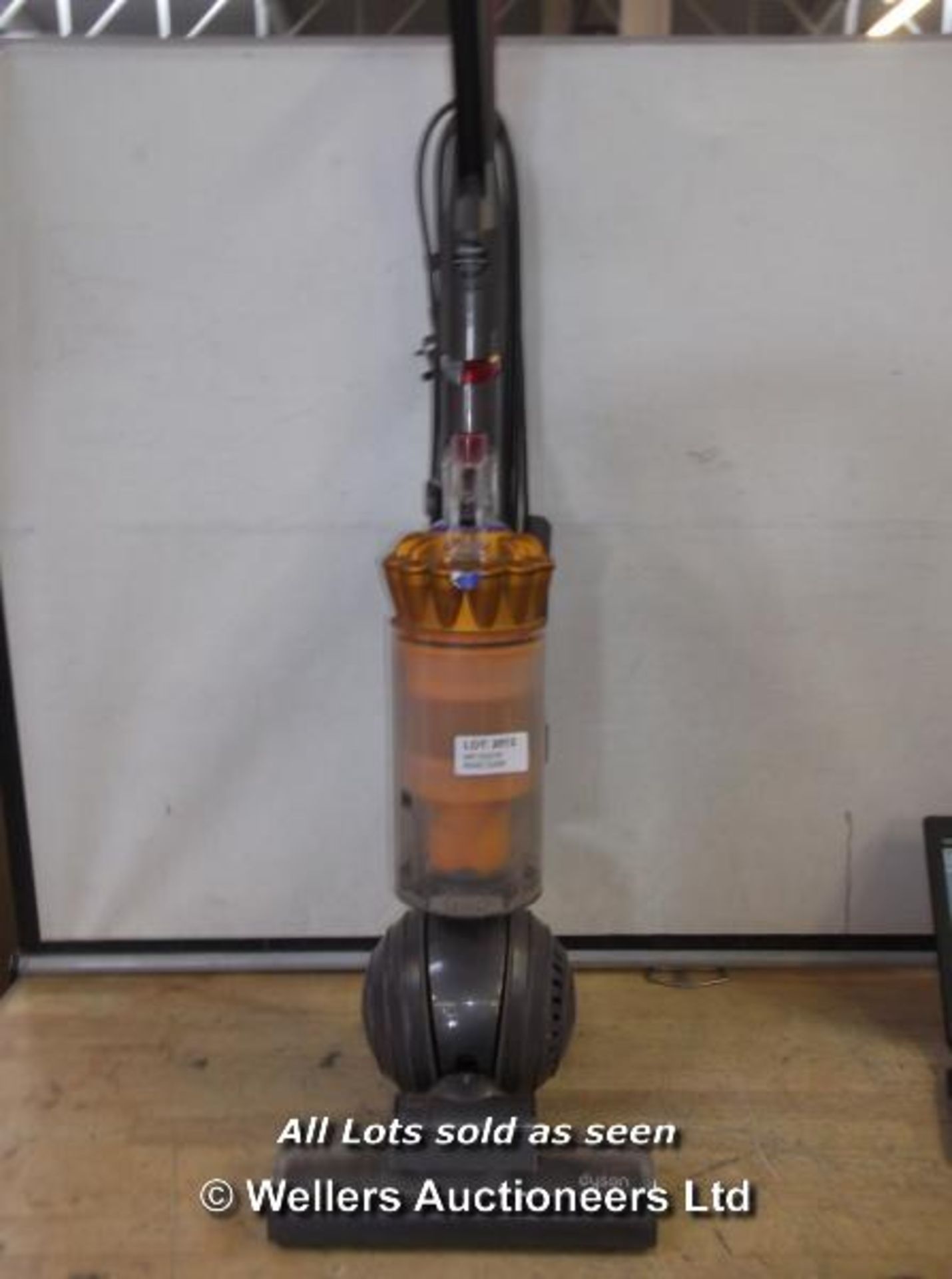 DYSON DC40 MULTI FLOOR HAS POWER. / GRADE: RETURNS