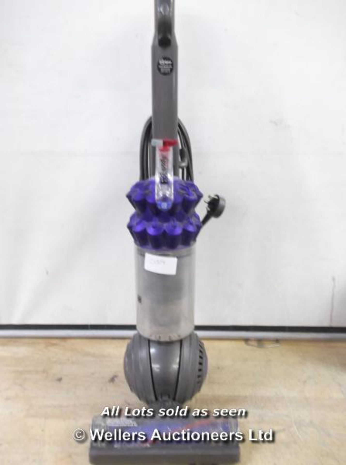 DYSON DC50 HAS POWER / GRADE: RETURNS (4)[{AISLE 1