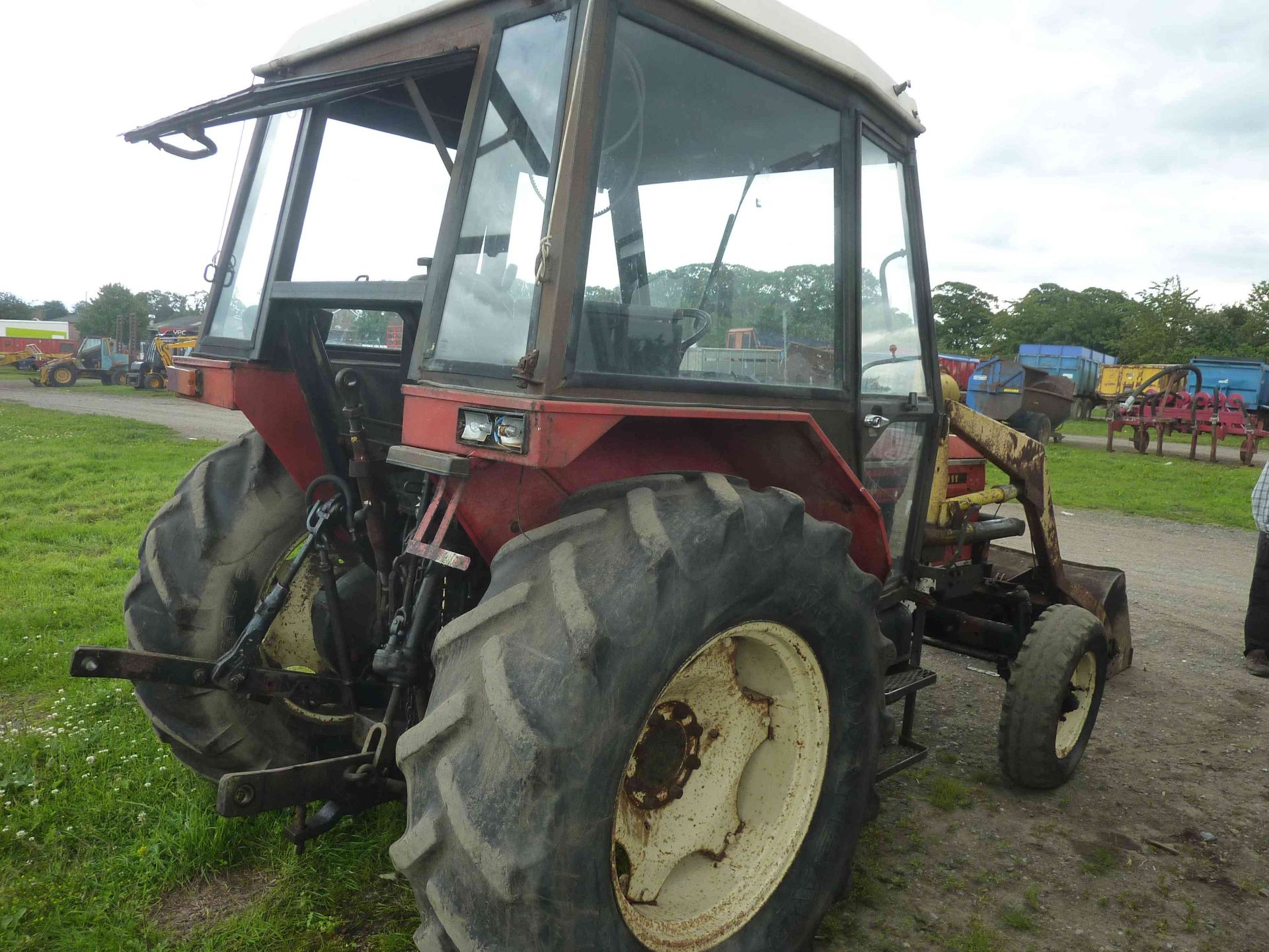 5220 Zetor 7011 tractor with loader bucket - Image 2 of 2