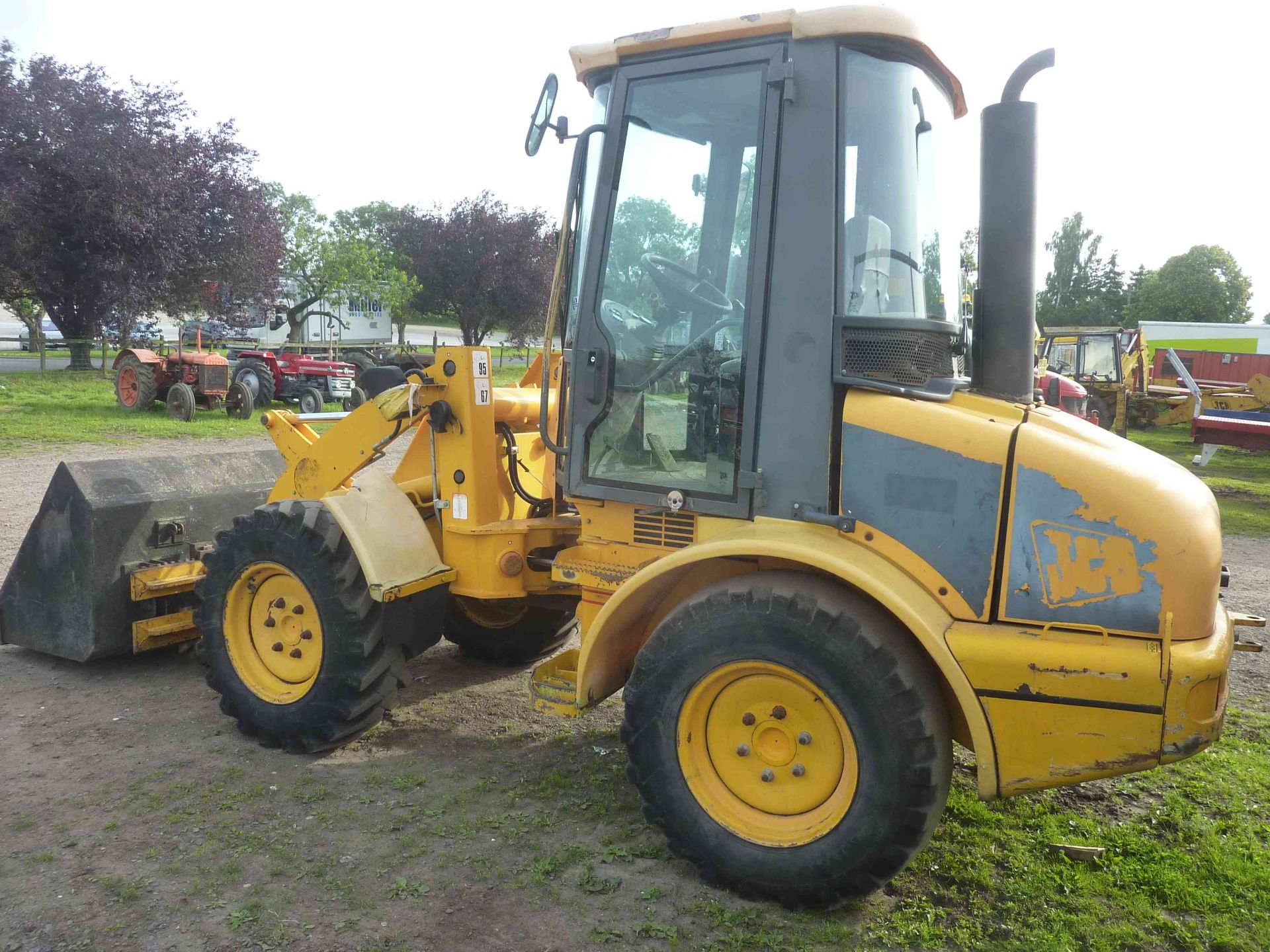 5286 JCB 408 B loader with bucket and pallet tines, on owner from new - Image 2 of 2