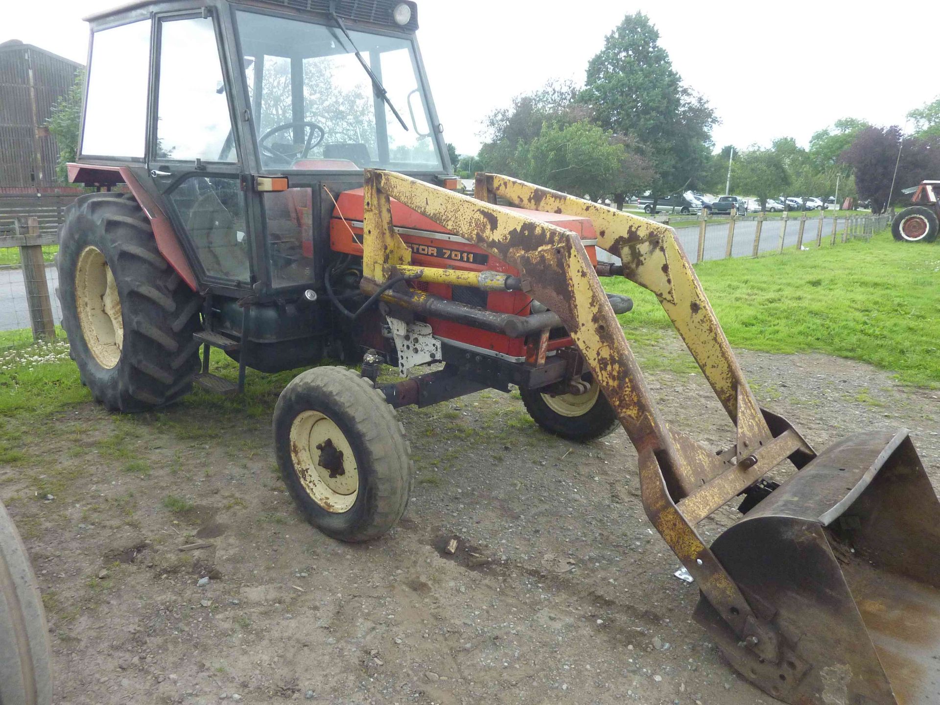 5220 Zetor 7011 tractor with loader bucket