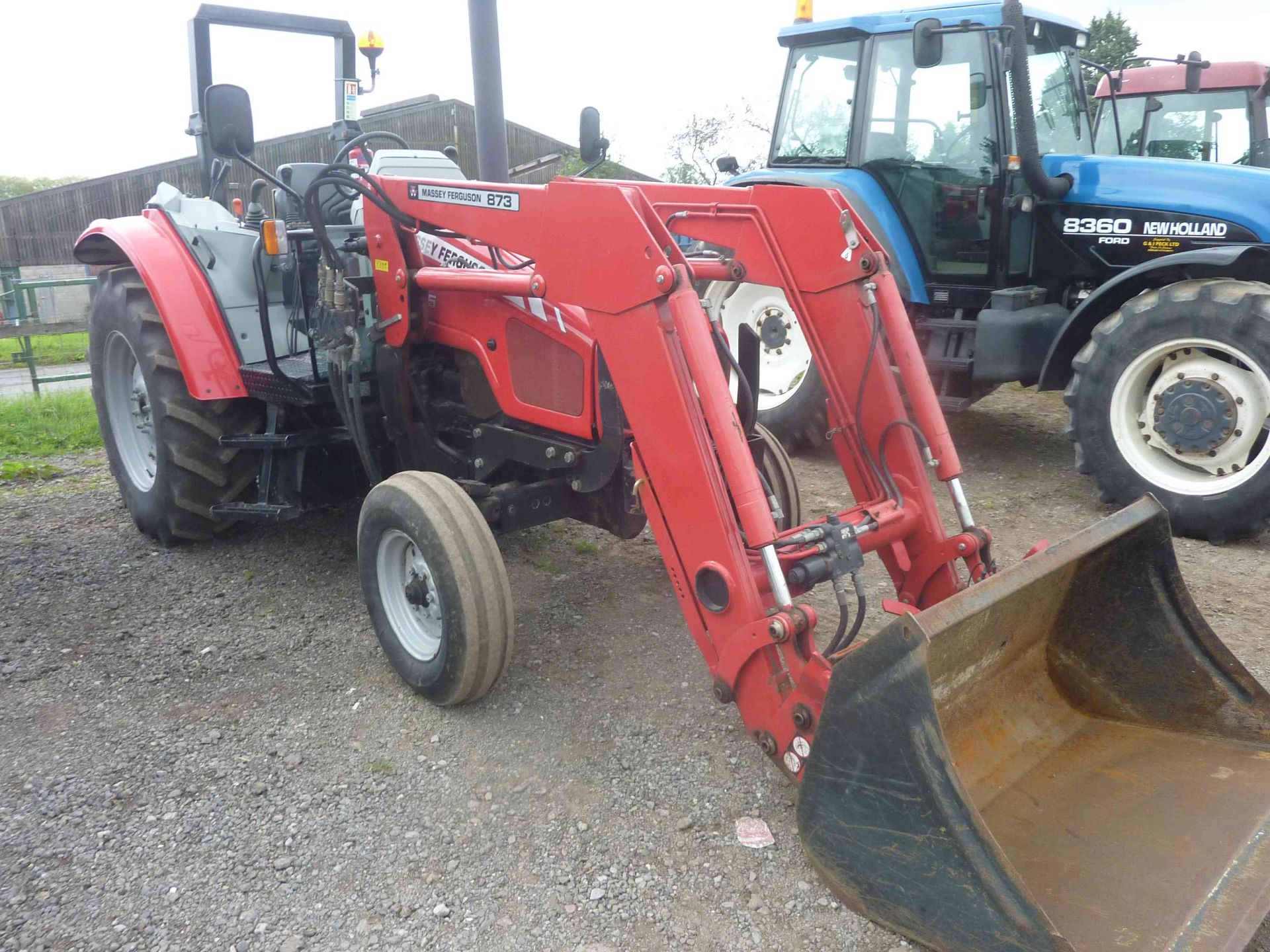 4913 MF 5425 tractor c/w MF loader and bucket, 440 hours from new, one owner from new