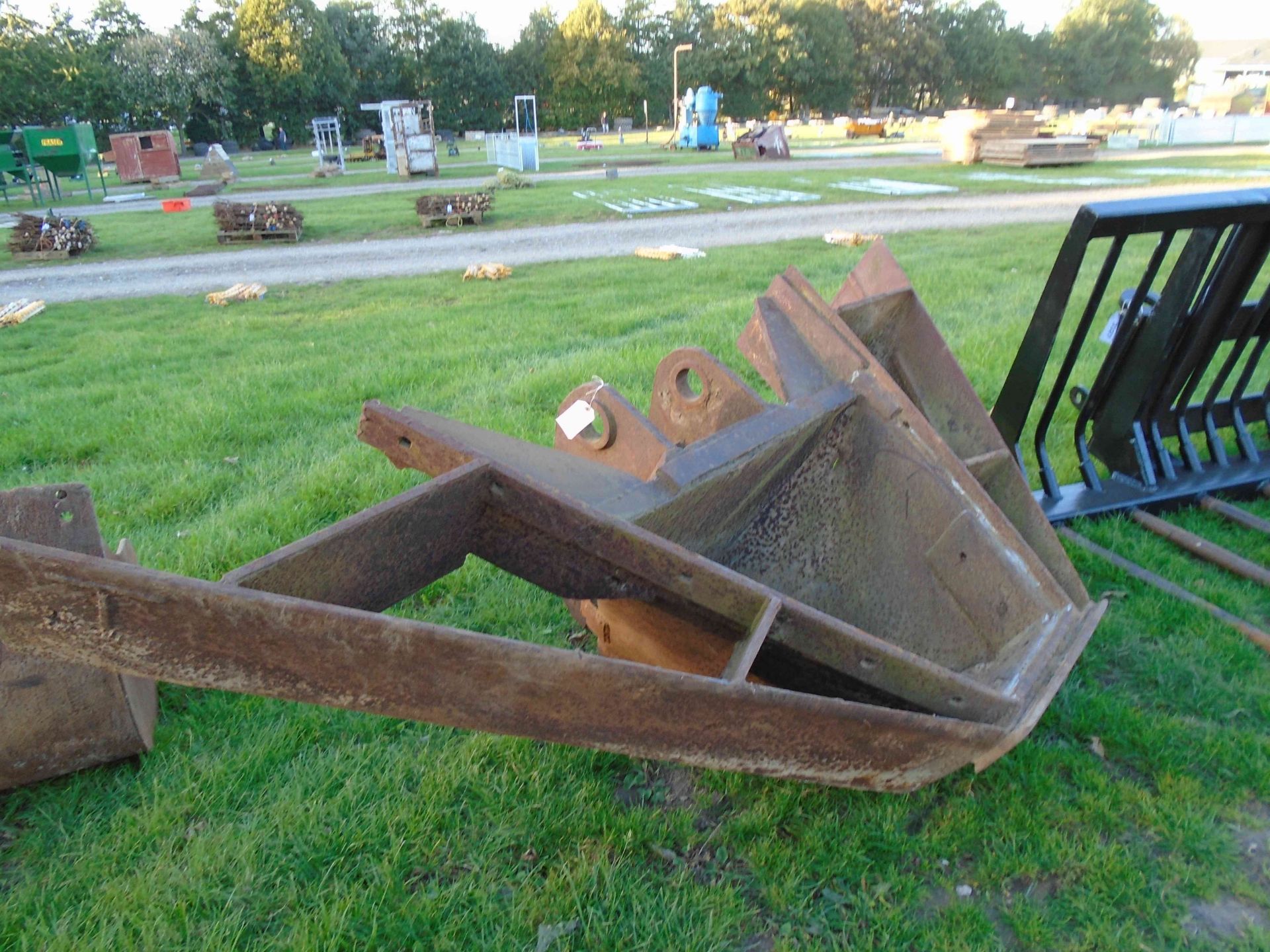 3326 Digger bucket with cutter blades
