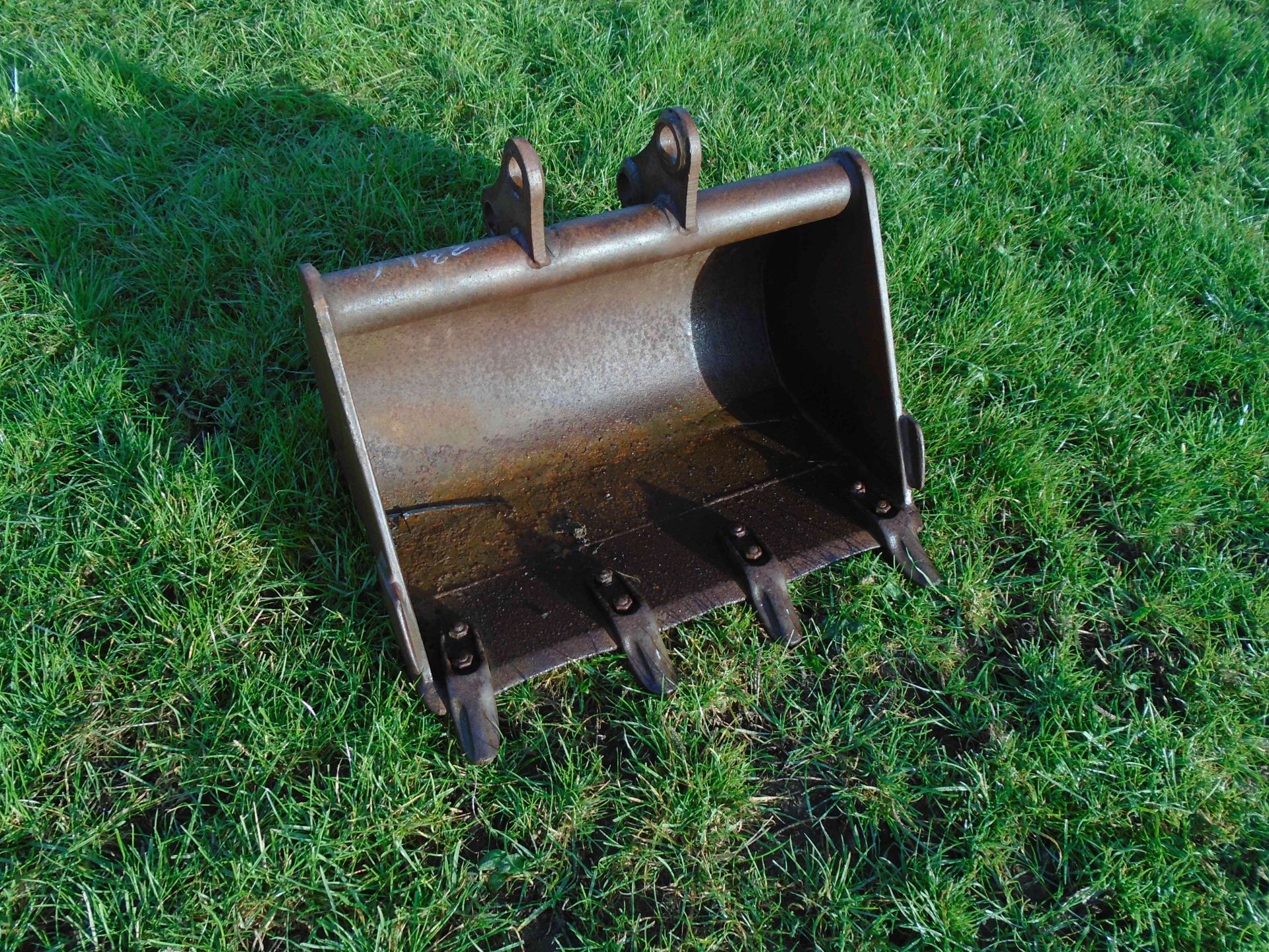 3346 24" bucket off Kubota mini digger