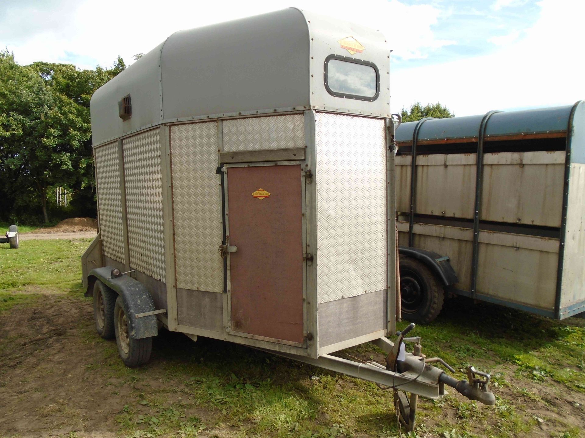 5002 Ward 2 horse trailer tandem axle, side load