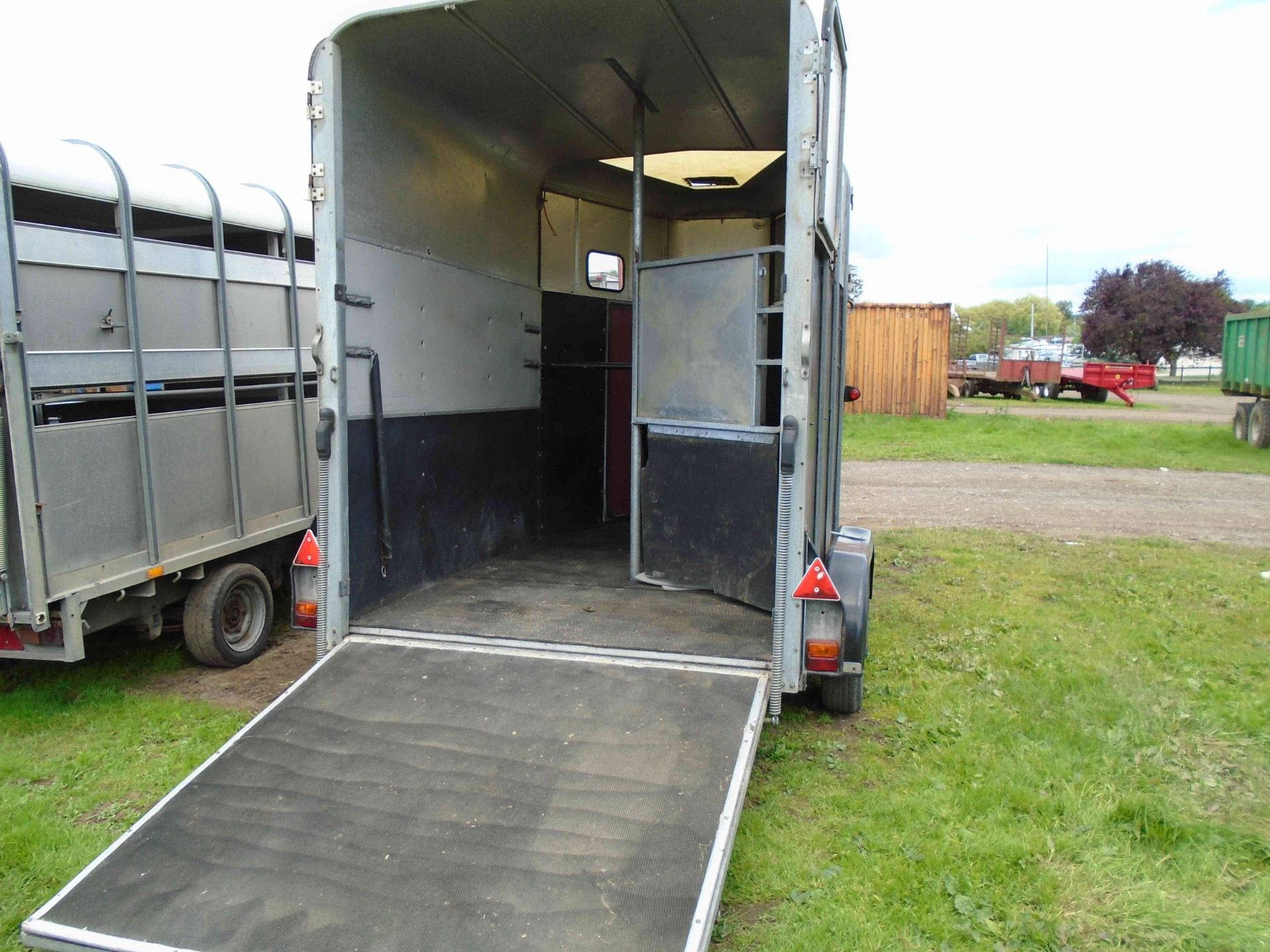 5016 Ifor Williams HB510R horse trailer, internal divider & rubber mat flooring - Image 2 of 2