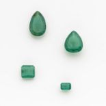 Lotto composto da quattro smeraldi due a goccia rispettivamente di ct 24,50 e ct 20,68, e due