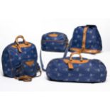 LOUIS VUITTON Set completo di cinque borse e borsoni di colore blu con rifinitura in vacchetta,