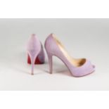 Louboutin: scarpe in suede color lilla, con tacco a spillo mis. 36 e 1/2, in sacchetto e scatola