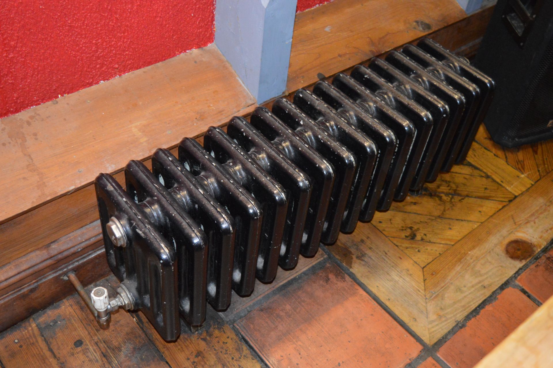 1 x Clyde Cast Iron 16 Column Radiator Finished in Black - H38 x W98 x D25 cms - CL150 - Location: