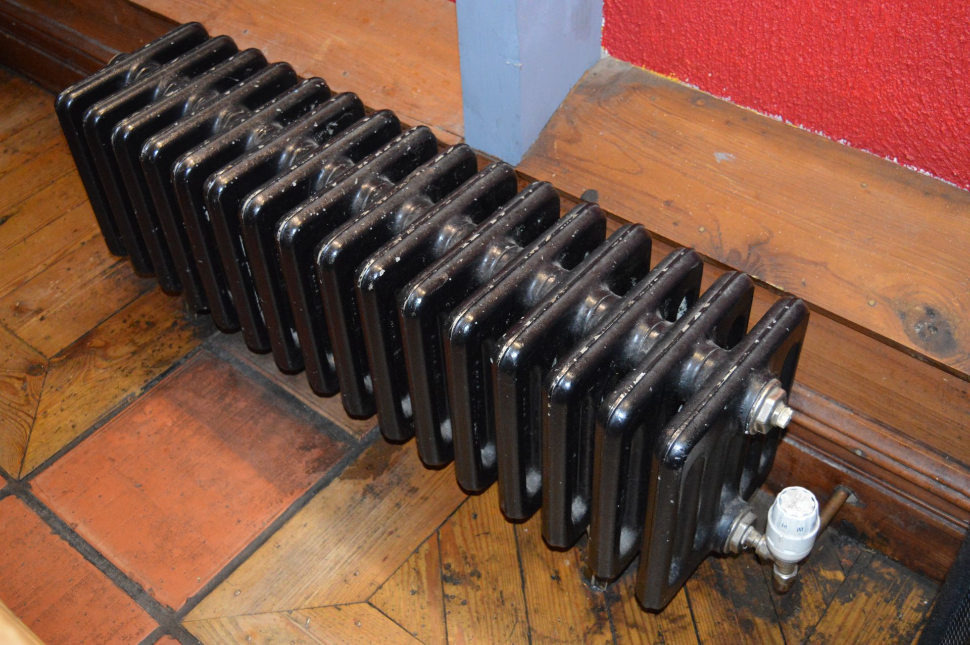 1 x Clyde Cast Iron 16 Column Radiator Finished in Black - H38 x W98 x D25 cms - CL150 - Location: - Image 2 of 2