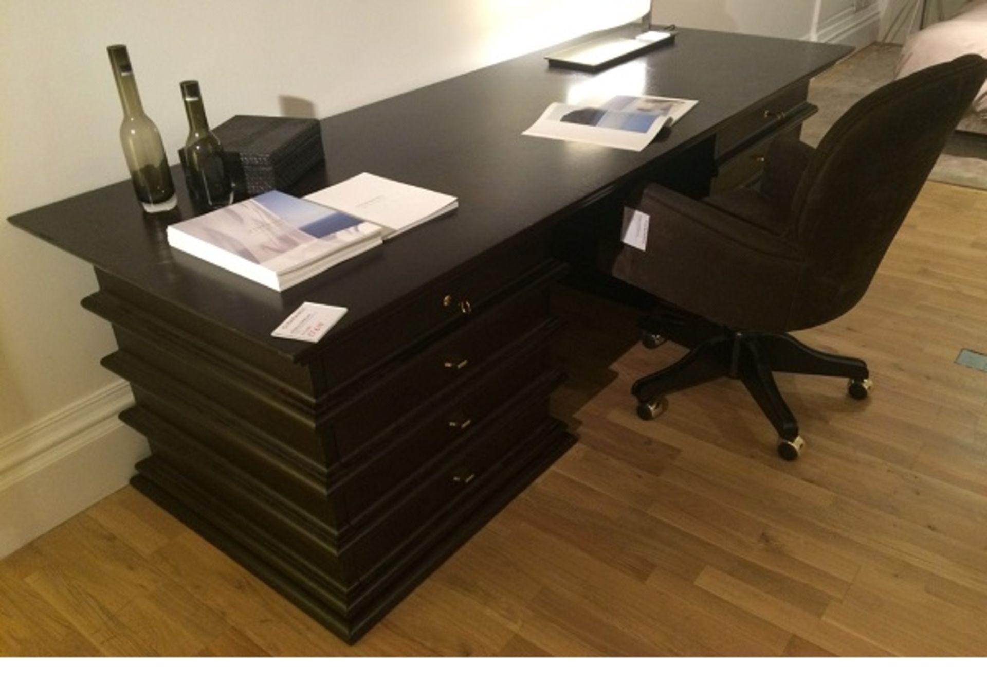 1 x OPERA Op Manon Writing Desk (Ss13) - Stunning Piece - 240cm Wide! - Ref: 3358572 – CL087 - - Image 2 of 12