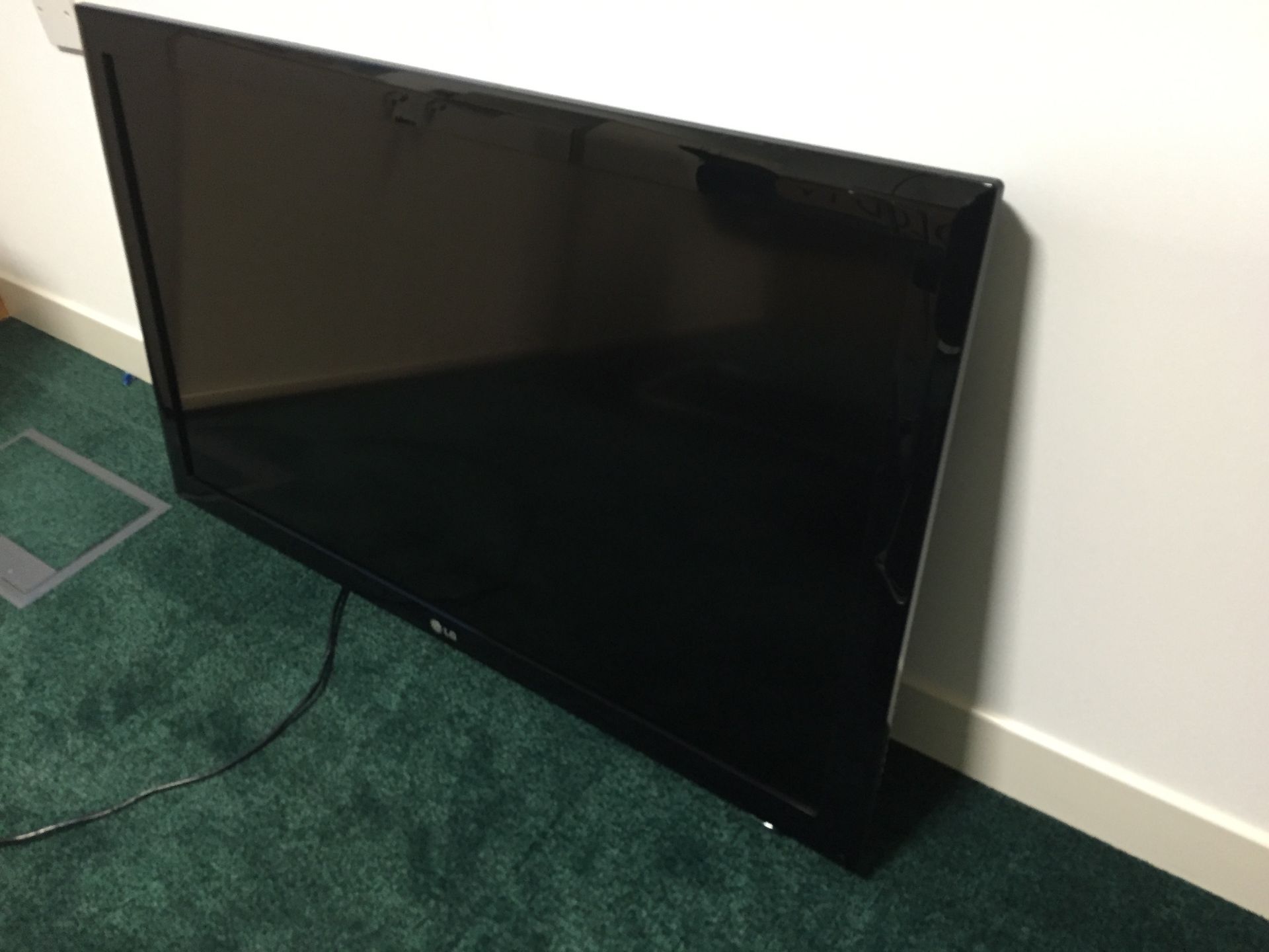 1 x LG Full HD 42 Inch LCD Television - In Original Box - Without Pedestal - Suitable For Wall - Image 2 of 5