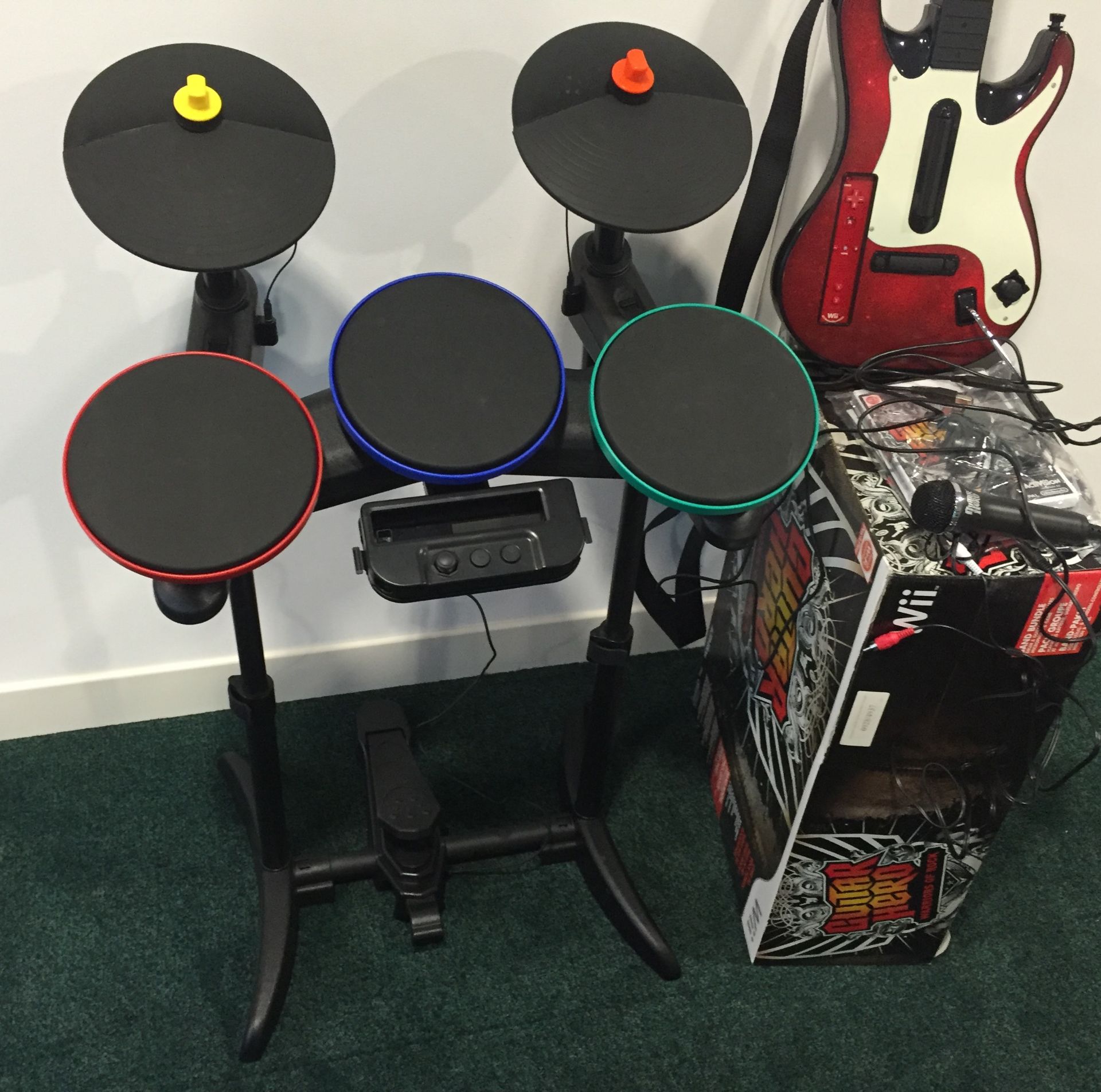 1 x Nintendo Wii Band Hero - Fully Boxed – Includes Special Edition Guitar, Drum Kit with Pedals, - Image 2 of 8