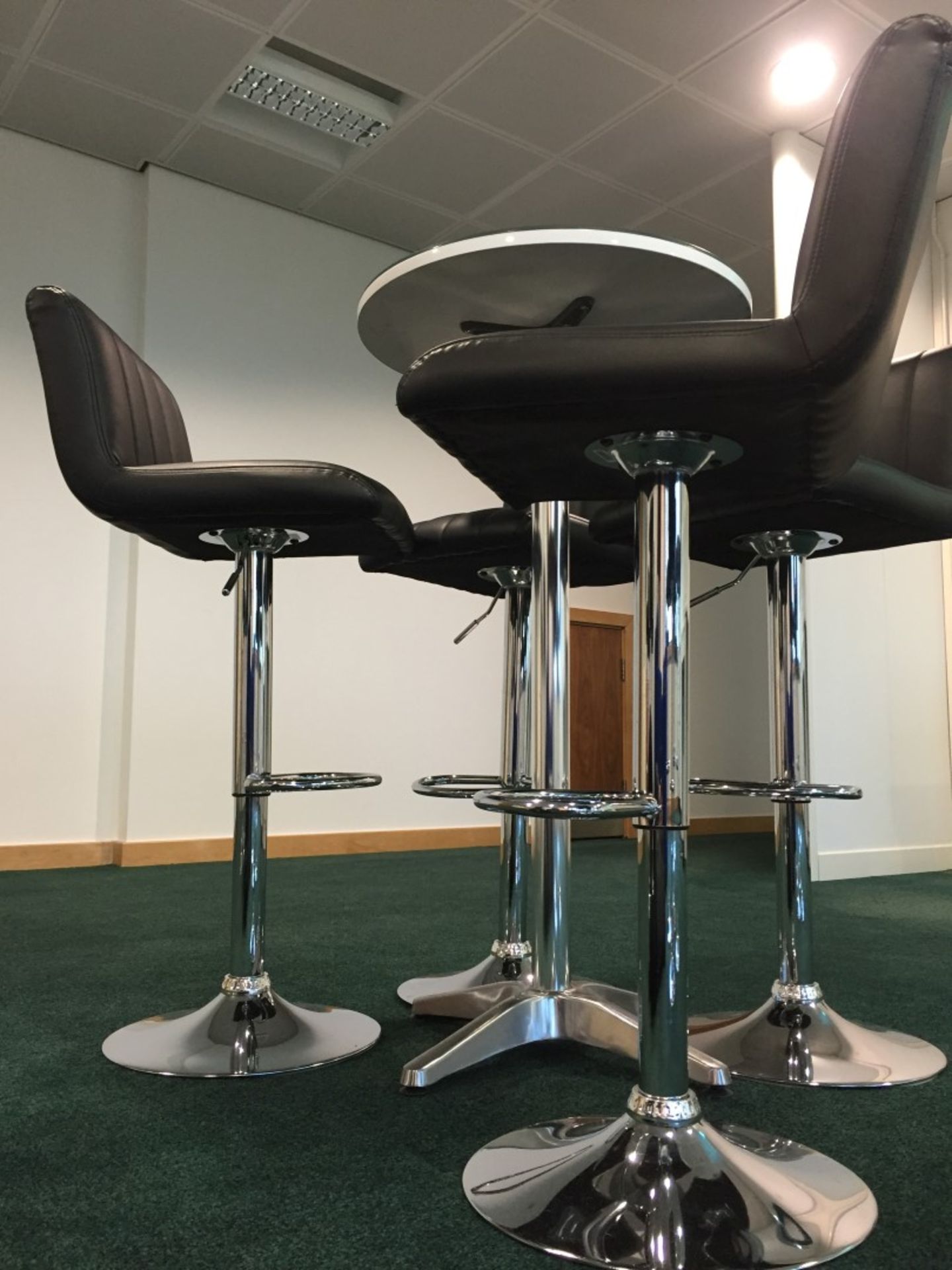 1 x Contemporary Poser Table With Four Faux Leather Bar Stools - Modern White Finish, Chrome Base - Image 7 of 13