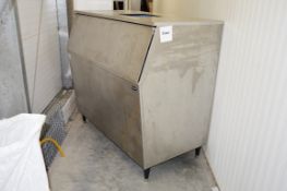 1 x Follet Ice Bucket (Missing Top Half) - *More Information To Follow* W132 x D60 x H68 Ref: