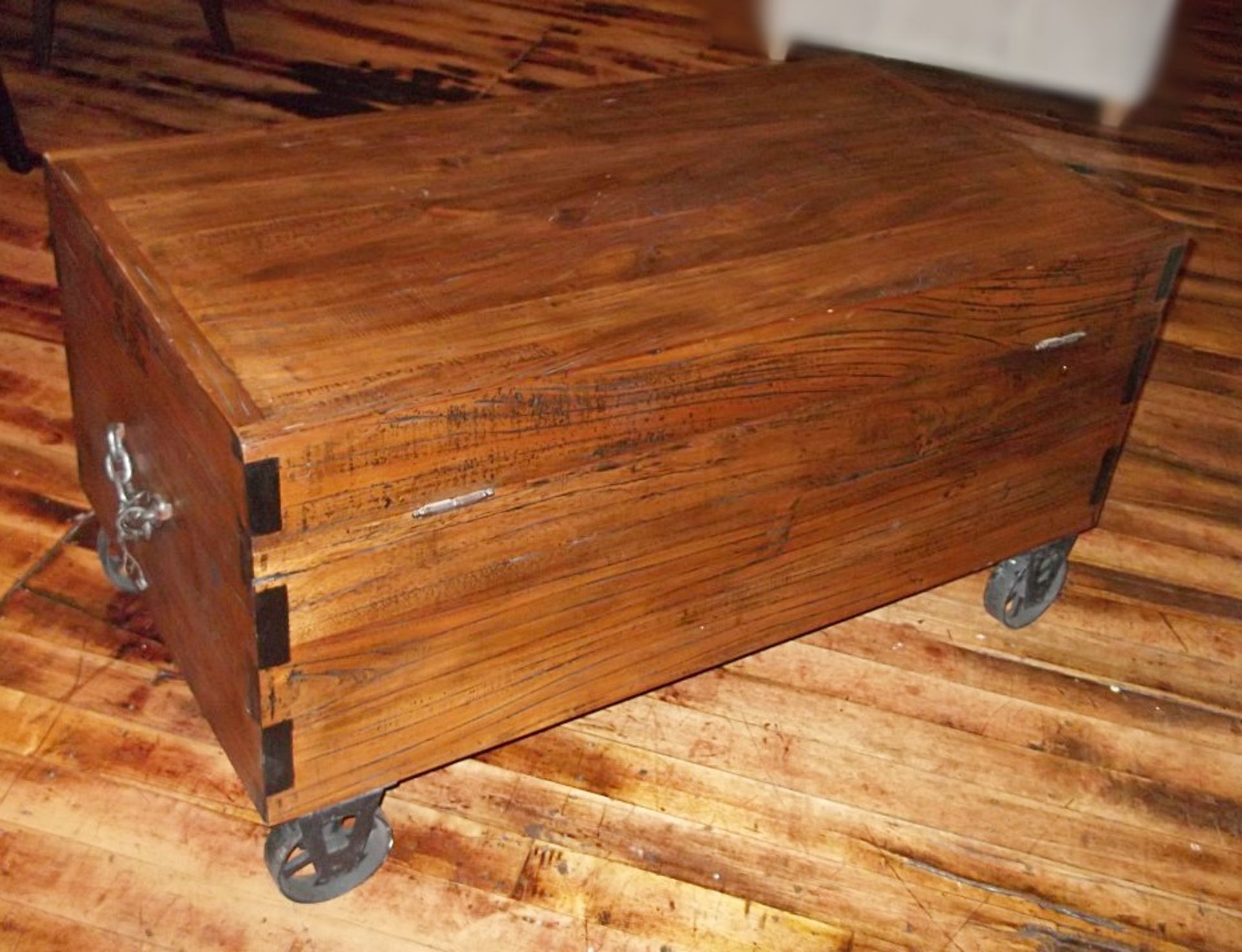 1 x Handcrafted Solid Wood Trunk Coffee Table / Storage Chest - Features Chain Handles & Metal - Image 4 of 5