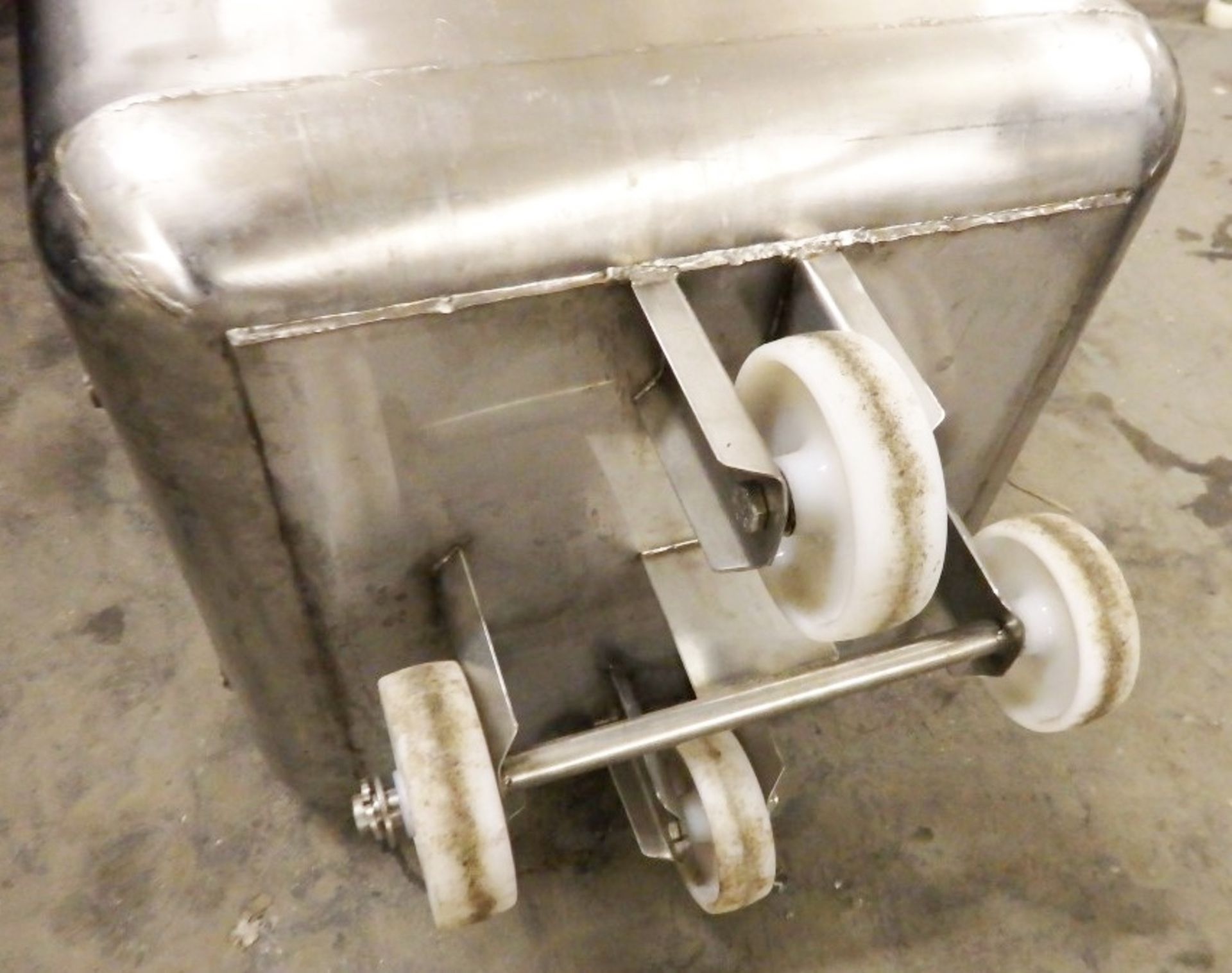 1 x Stainless Steel Catering Container On Castors With Handle - Dimensions: W58 x D58 x H58cm - Ref: - Image 2 of 5