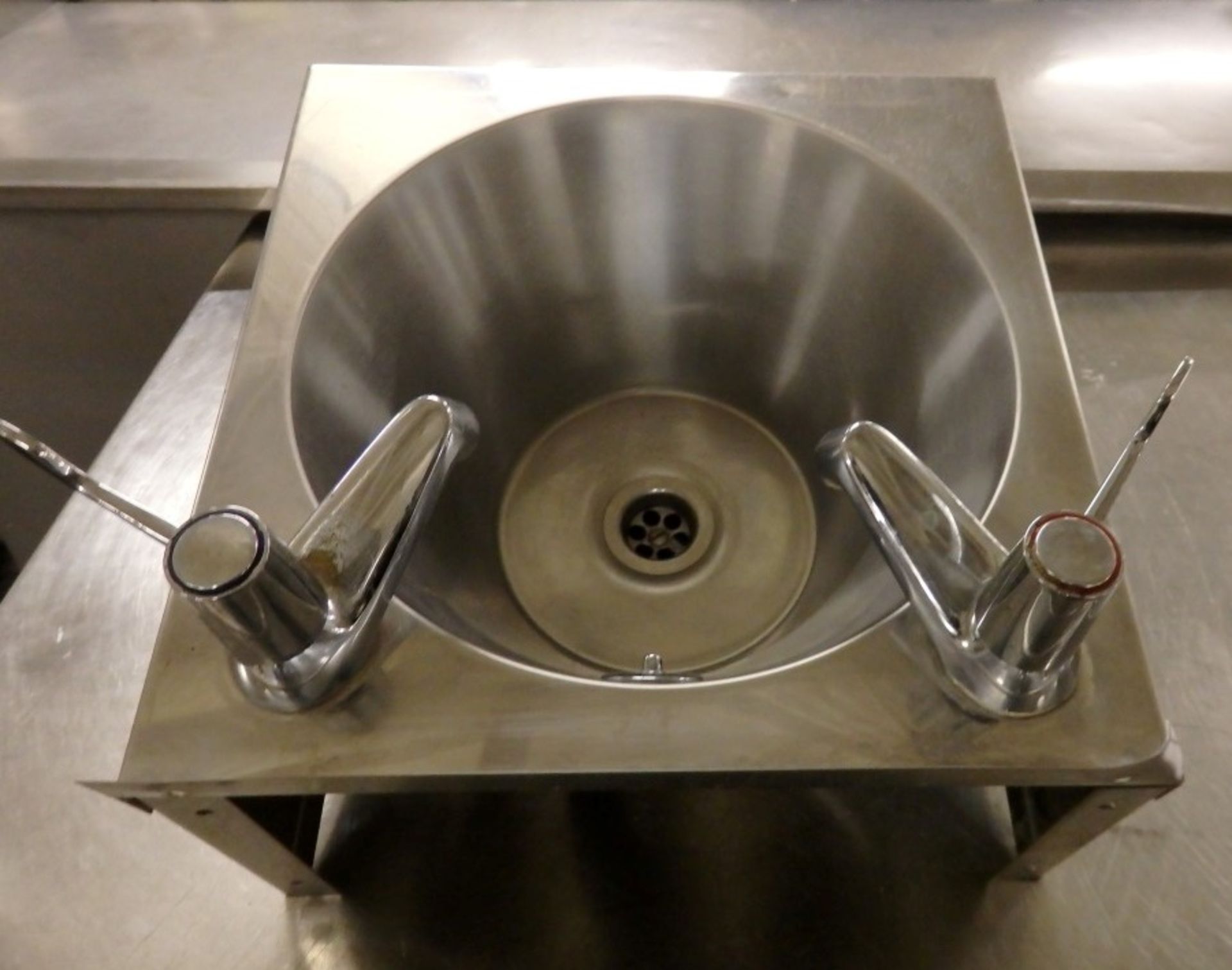 1 x Stainless Steel Wall Mounted Sink Basin - H30 x W34 x D35cm - Suitable For Commercial Kitchens - - Image 5 of 9