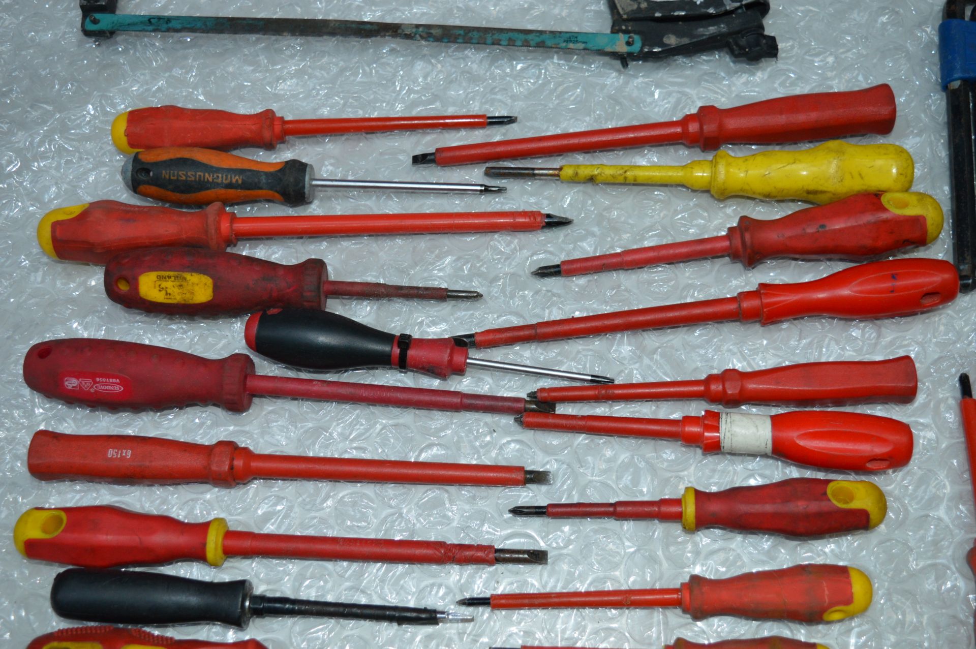 68 x Various Hand Tools Iincluding Screwdrivers, Saws, Allen Keys, Plyers and More - Please See - Image 7 of 9