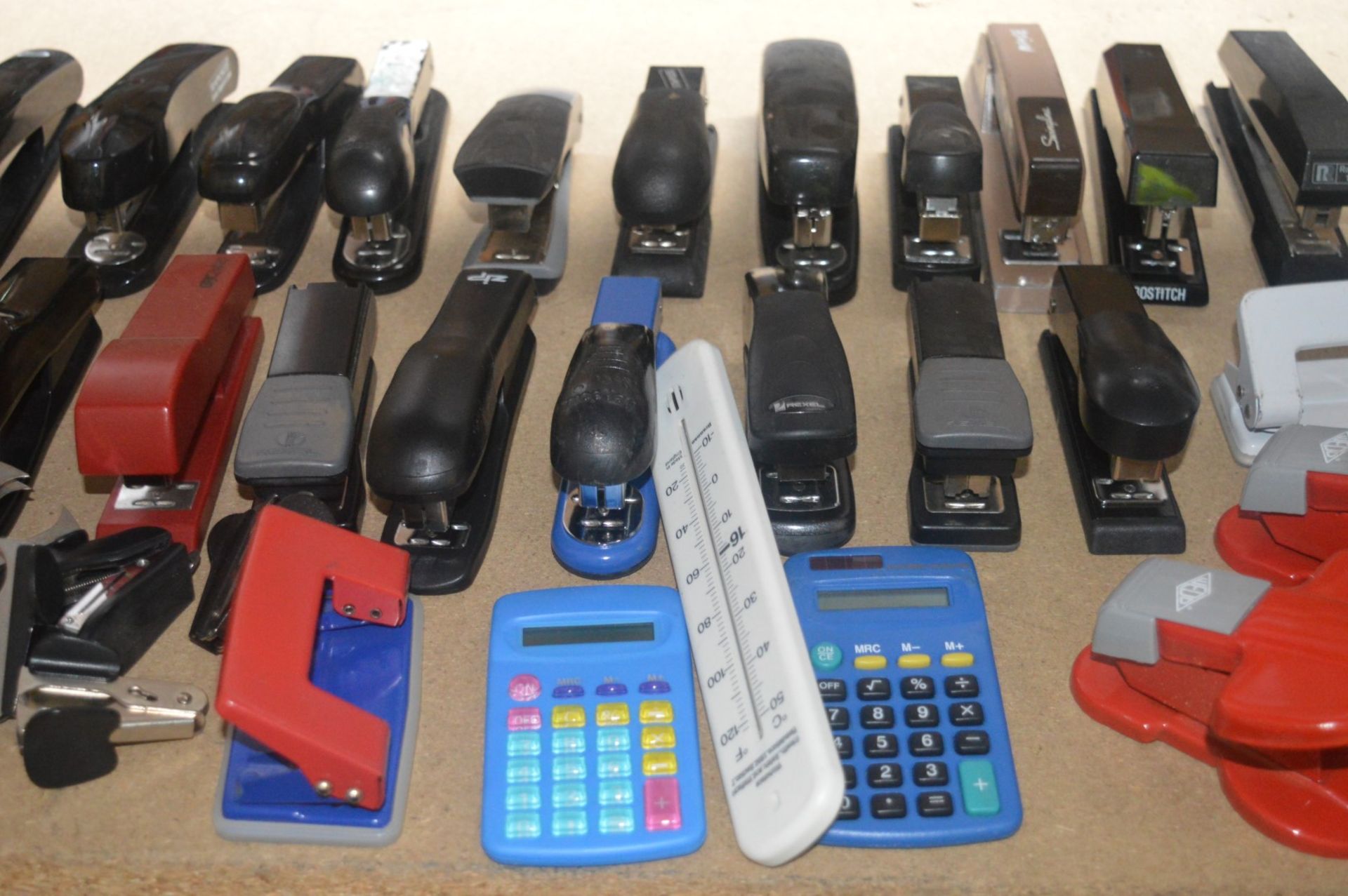Approx 40 x Various Pieces of Office Stationary - Includes Staplers, Calculators, Hole Punches and - Image 3 of 5