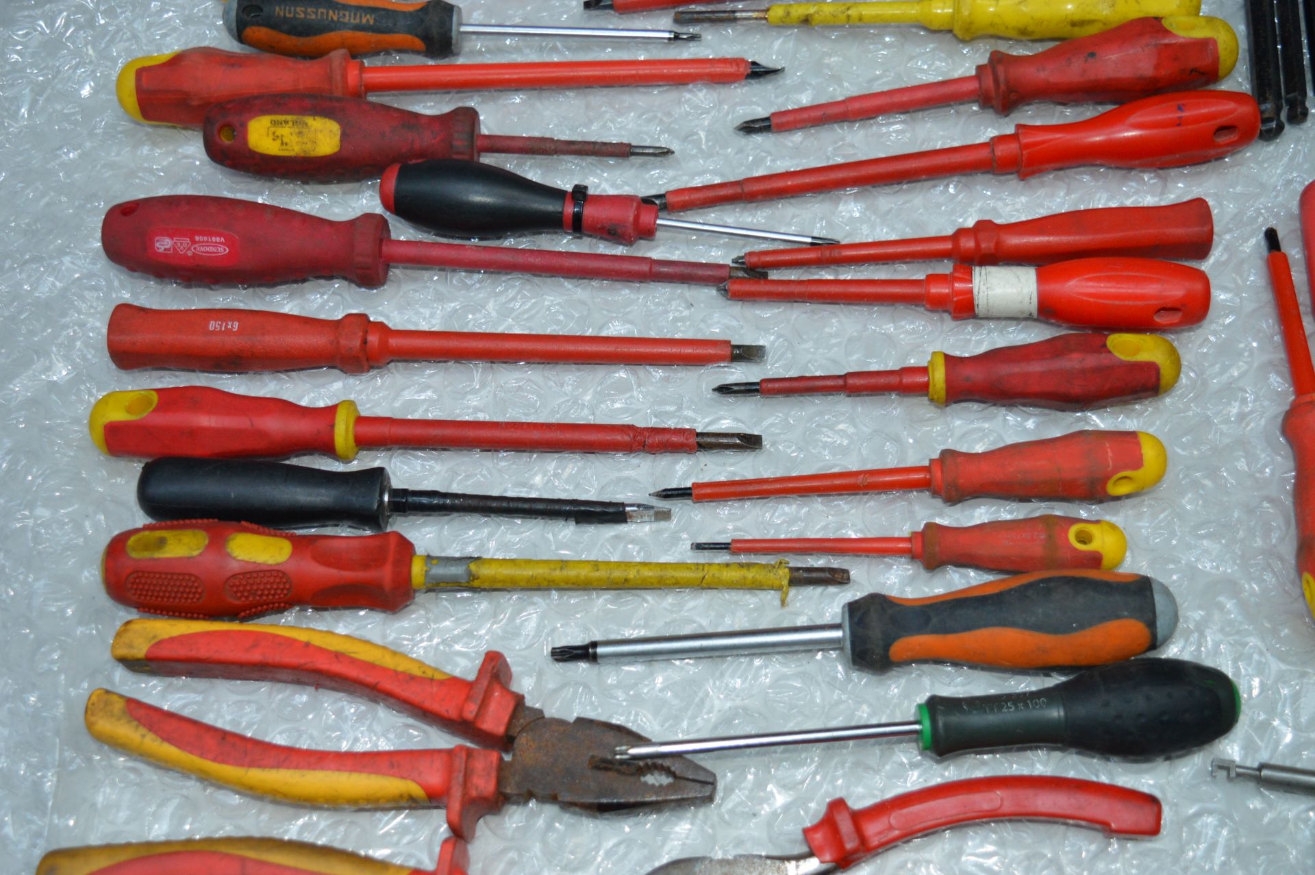 68 x Various Hand Tools Iincluding Screwdrivers, Saws, Allen Keys, Plyers and More - Please See - Image 8 of 9