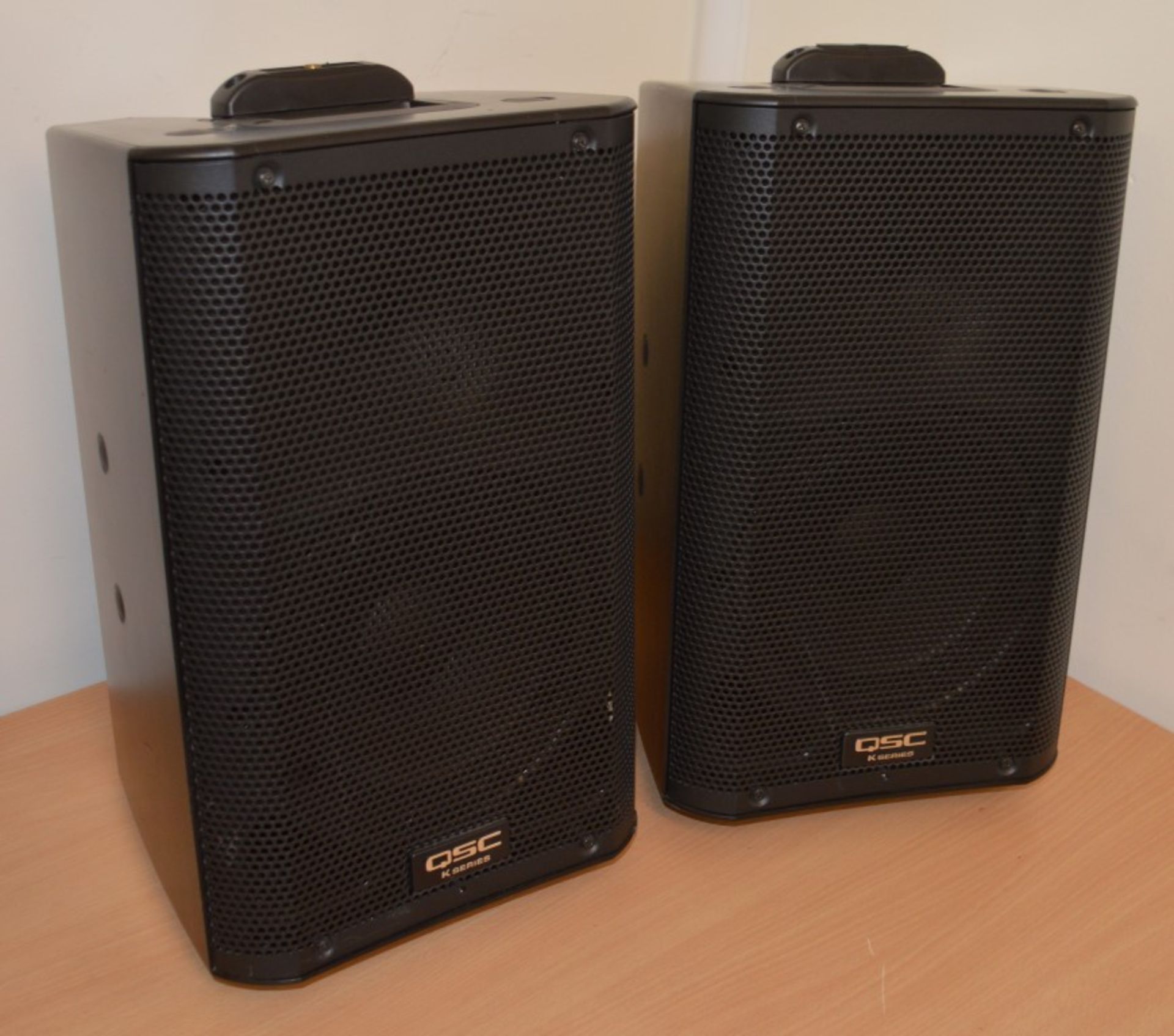 2 x QSC K8 1000w Lightweight Portable Powered Speakers With Legendary QSC Amplifier Power and - Image 2 of 7