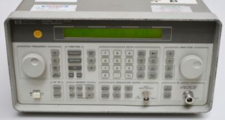 1 x Hewlett Packard 8648A Synthesized RF Signal Generator - 100 kHz to 1000 MHz - CL300 - Ref