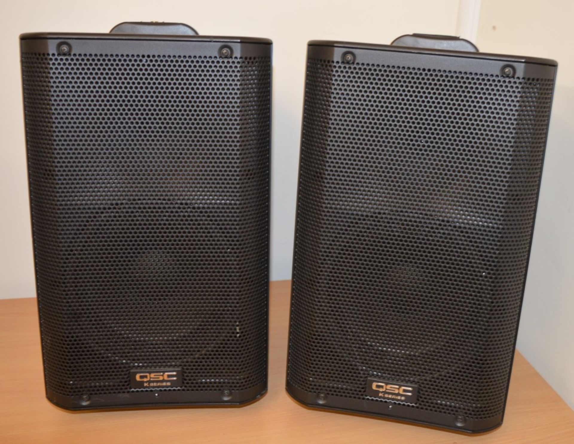 2 x QSC K8 1000w Lightweight Portable Powered Speakers With Legendary QSC Amplifier Power and - Image 3 of 7