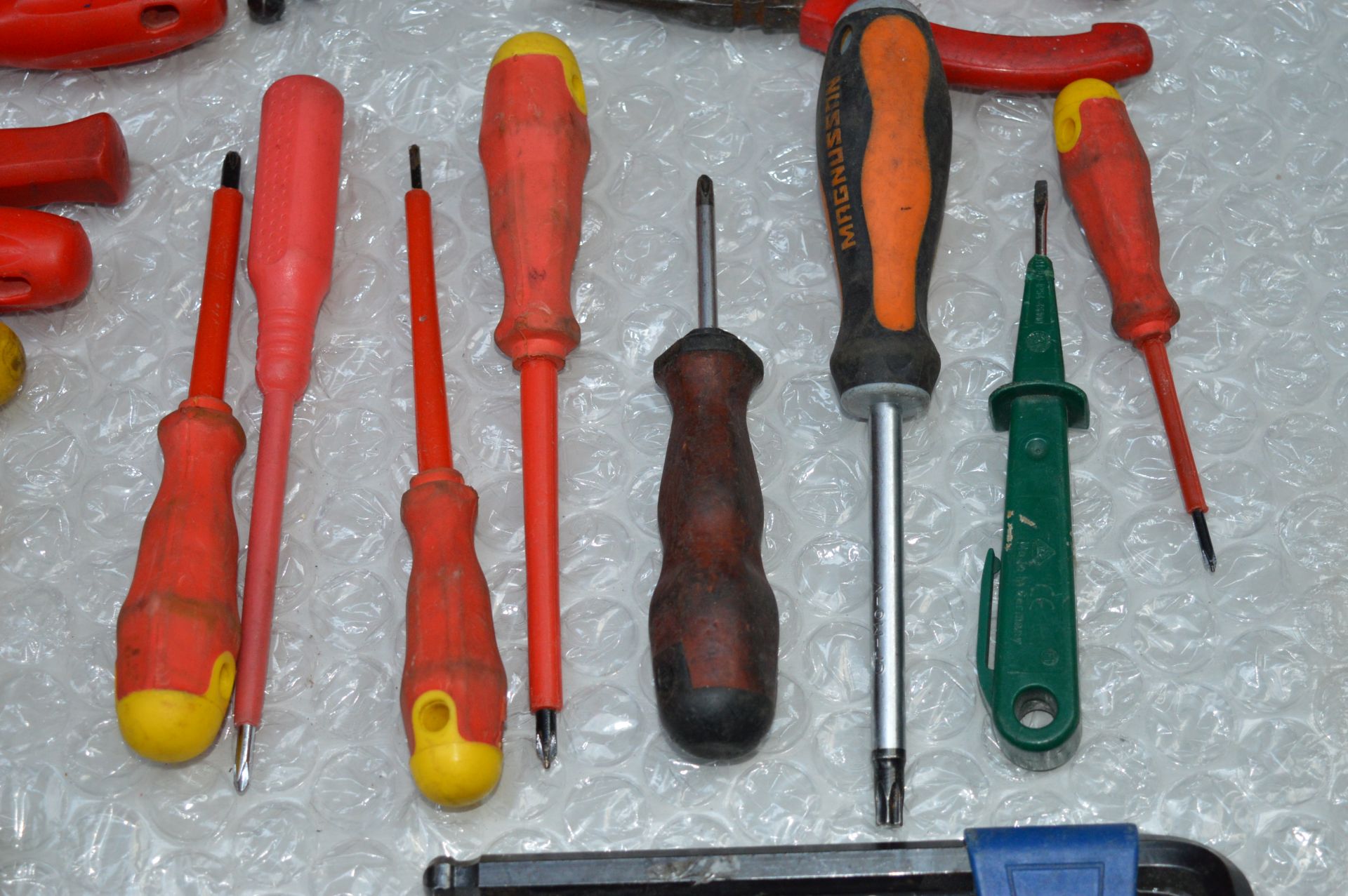 68 x Various Hand Tools Iincluding Screwdrivers, Saws, Allen Keys, Plyers and More - Please See - Image 4 of 9