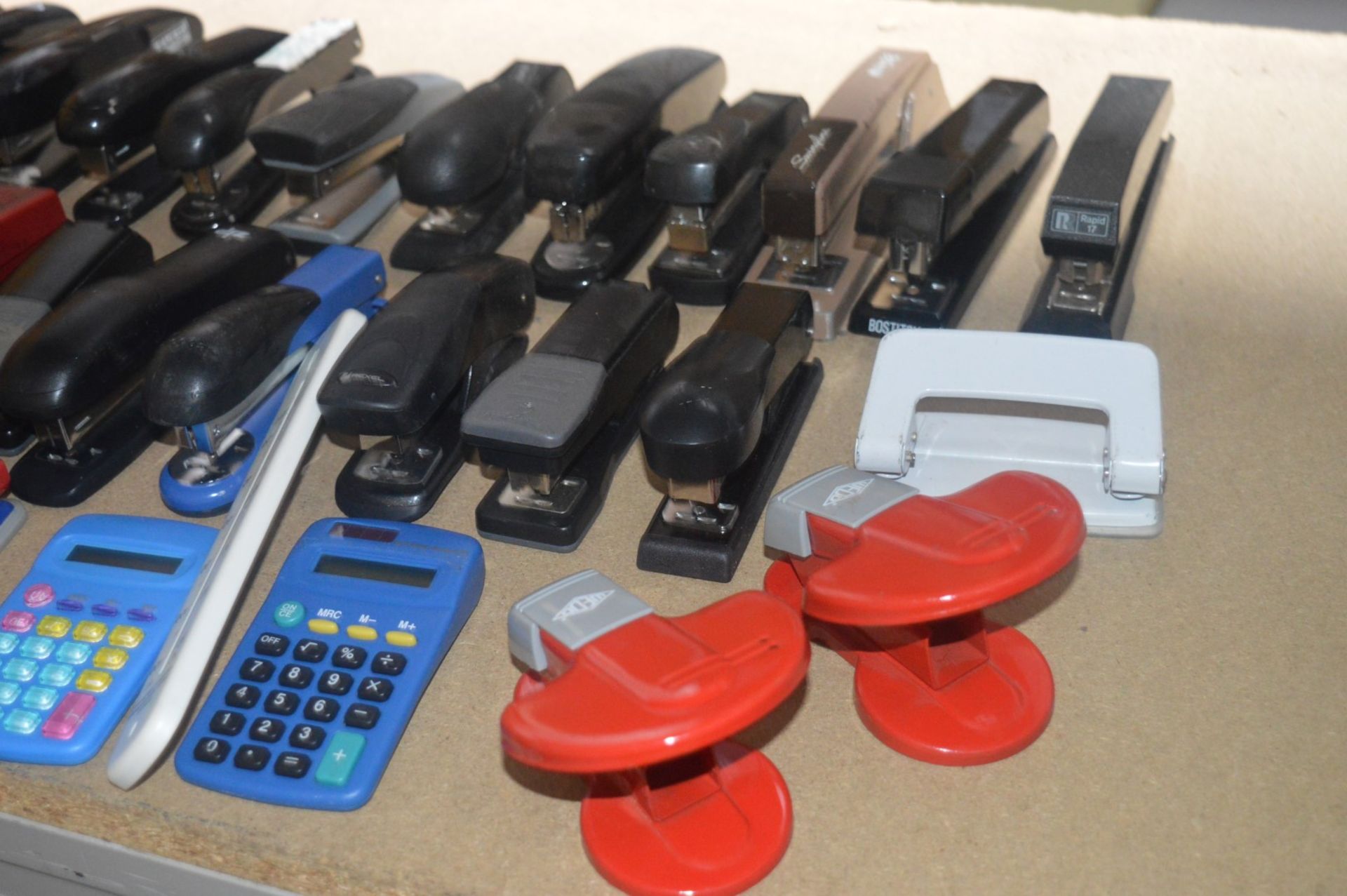 Approx 40 x Various Pieces of Office Stationary - Includes Staplers, Calculators, Hole Punches and - Image 4 of 5