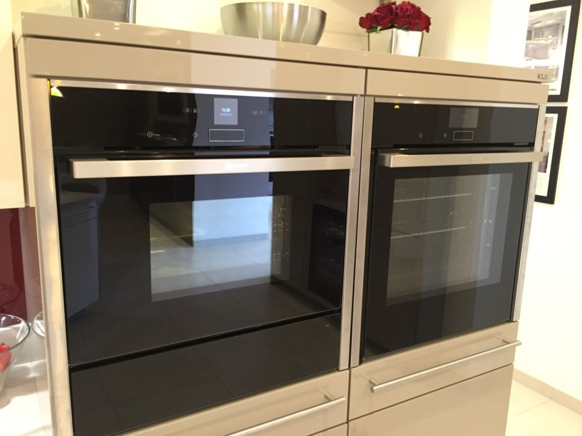 1 x Stunning Siematic Showroom Kitchen In A High Gloss Finish - Featuring Miele Appliances And - Image 10 of 28