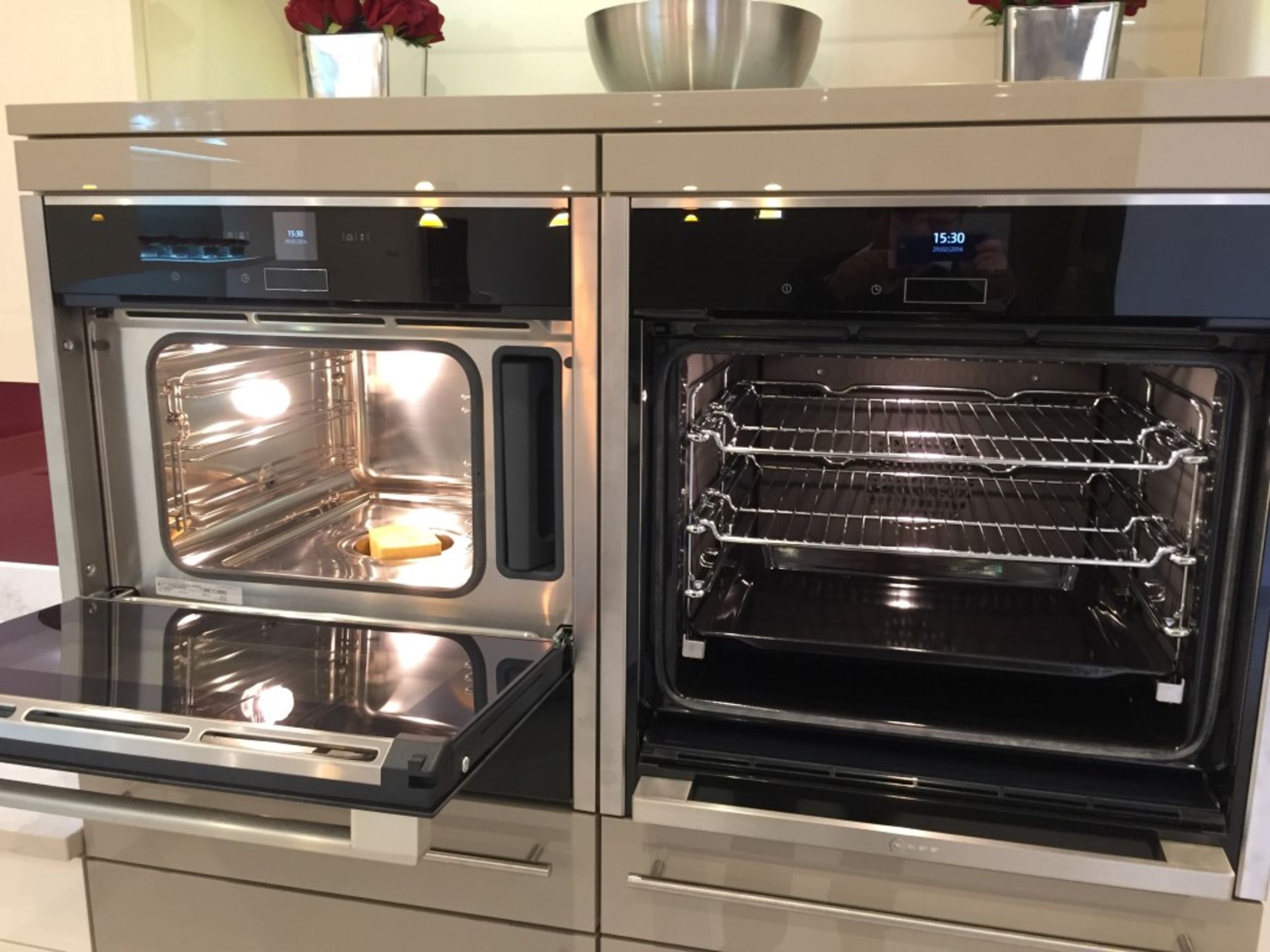 1 x Stunning Siematic Showroom Kitchen In A High Gloss Finish - Featuring Miele Appliances And - Image 13 of 28