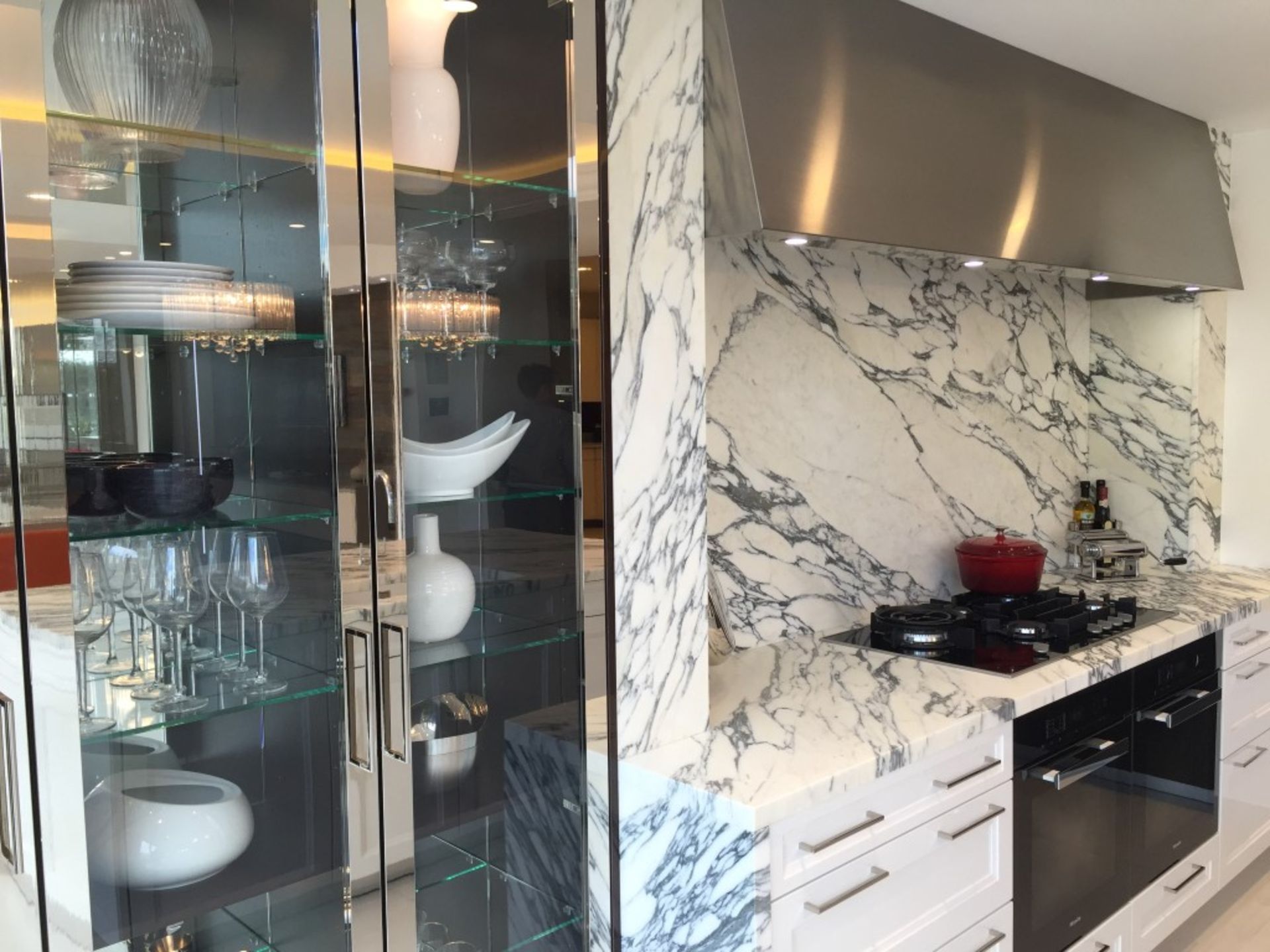 1 x Stunning Siematic Showroom Kitchen In An Ice White, High Gloss Finish - Featuring Miele - Image 3 of 19