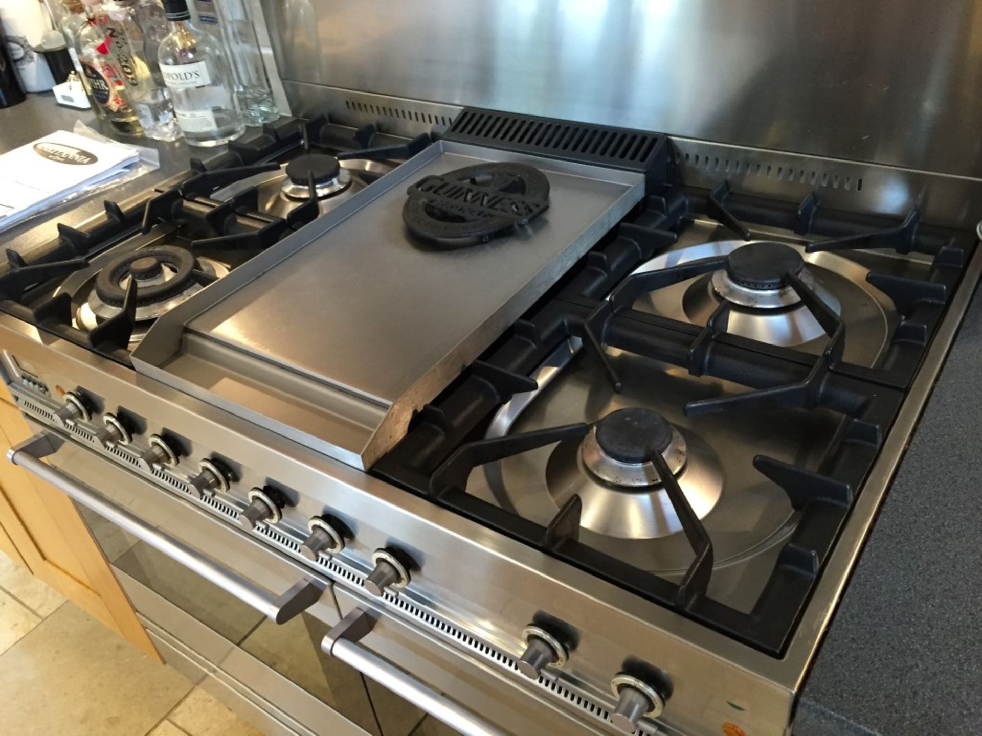 1 x Britannia Classic Range Cooker With Britannia Extractor Hood - Excellent Working Condition - Image 2 of 11