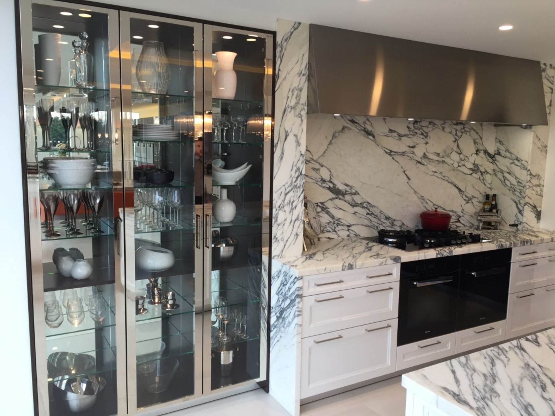 1 x Stunning Siematic Showroom Kitchen In An Ice White, High Gloss Finish - Featuring Miele - Image 2 of 19