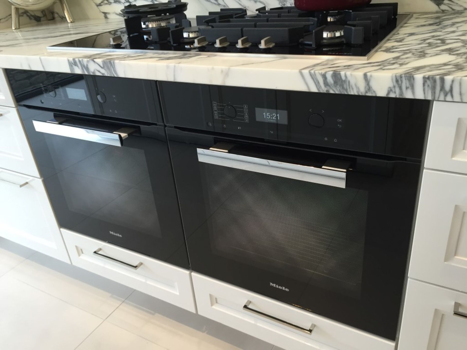 1 x Stunning Siematic Showroom Kitchen In An Ice White, High Gloss Finish - Featuring Miele - Image 15 of 19