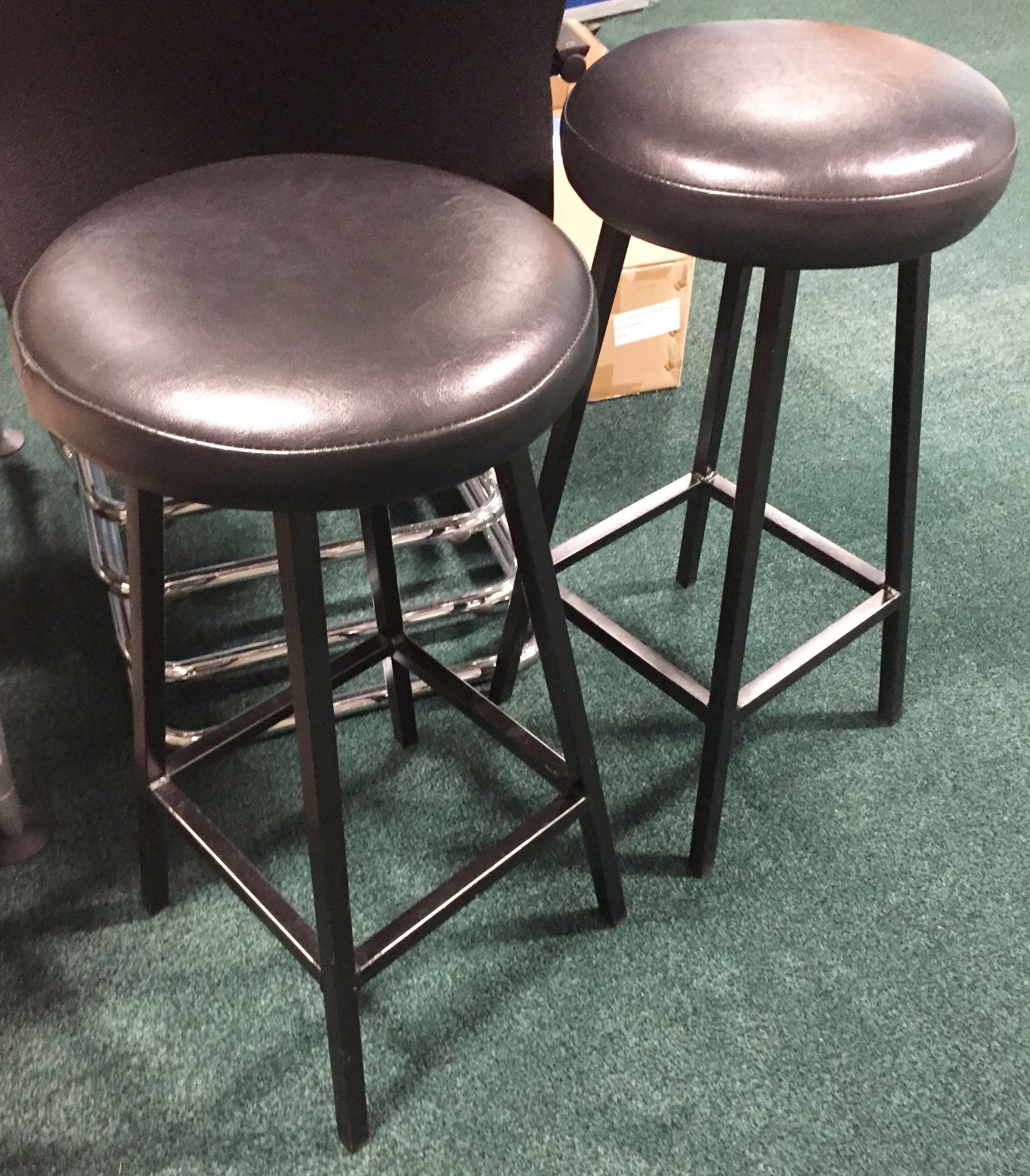2 x Contemporary Black Bar Stools With Leather Cushioned Seats - Excellent Condition - CL198 -