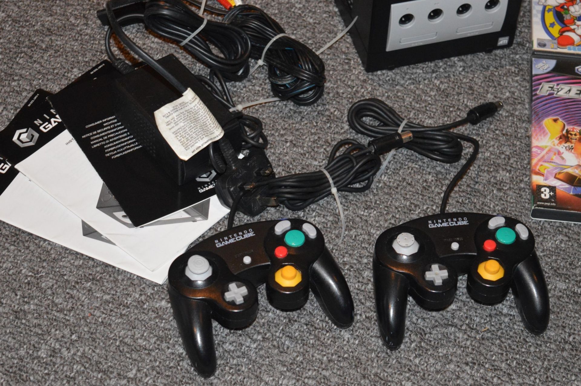 1 x Nintendo Gamecube Games Console With 2 Controllers, Power Adaptor, AV Lead, Instructions and 4 - Image 2 of 4