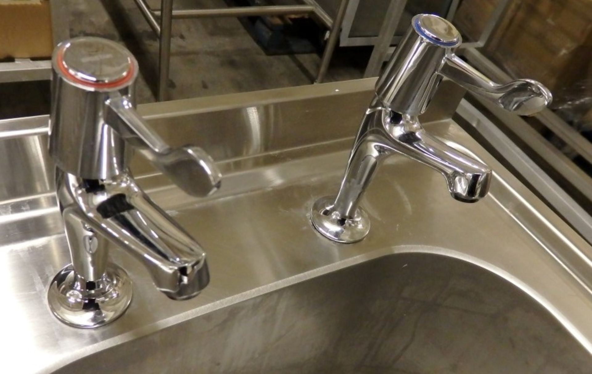 1 x Freestanding Commercial Stainless Steel Sink Unit - Dimensions: W120 x D60 x H92cm - Ref: BCE052 - Image 3 of 8