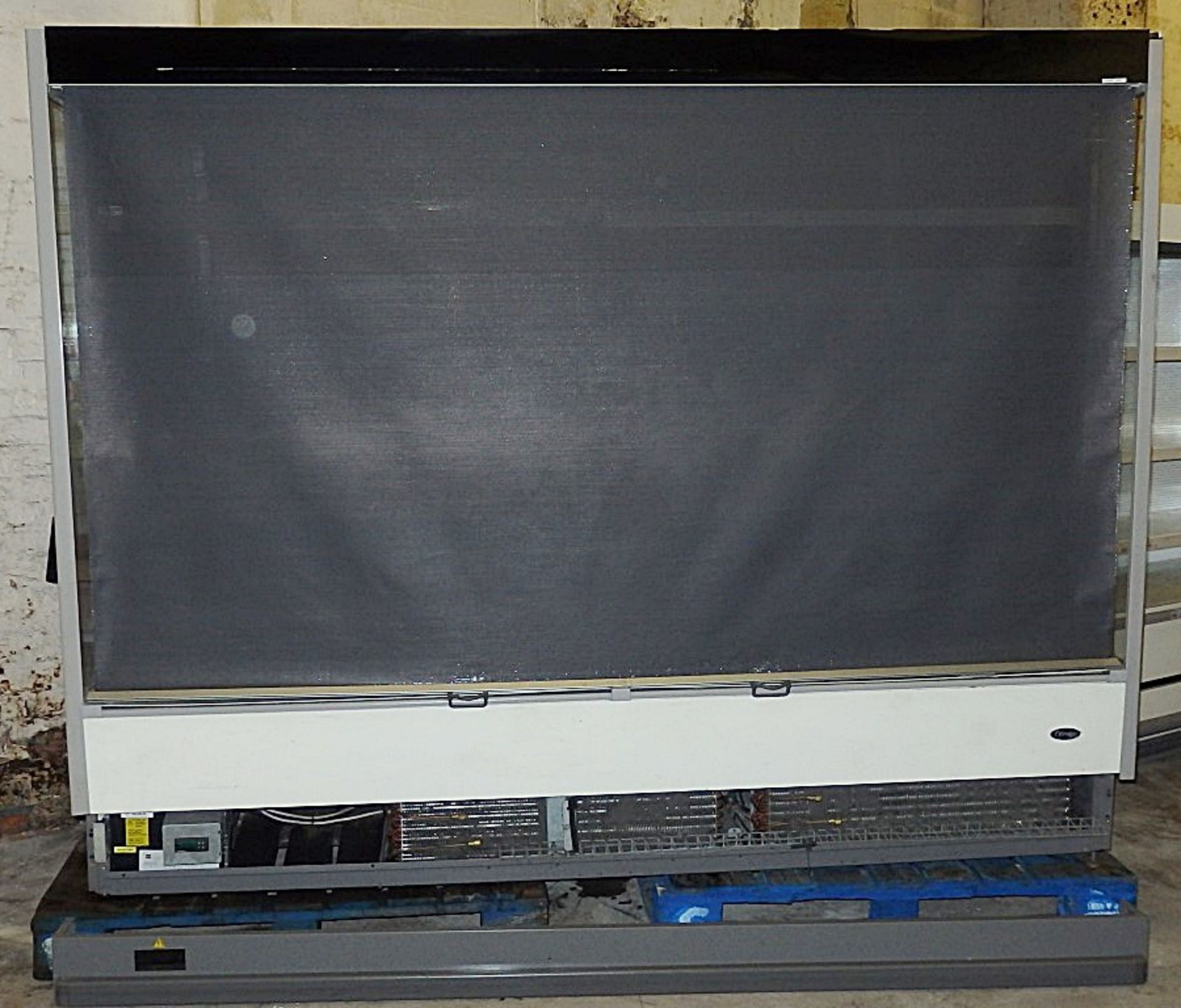 1 x Carrier Branded 2.5m Wide Illumiated Display Chiller With Blind And Adjustable Shelving - - Image 3 of 9